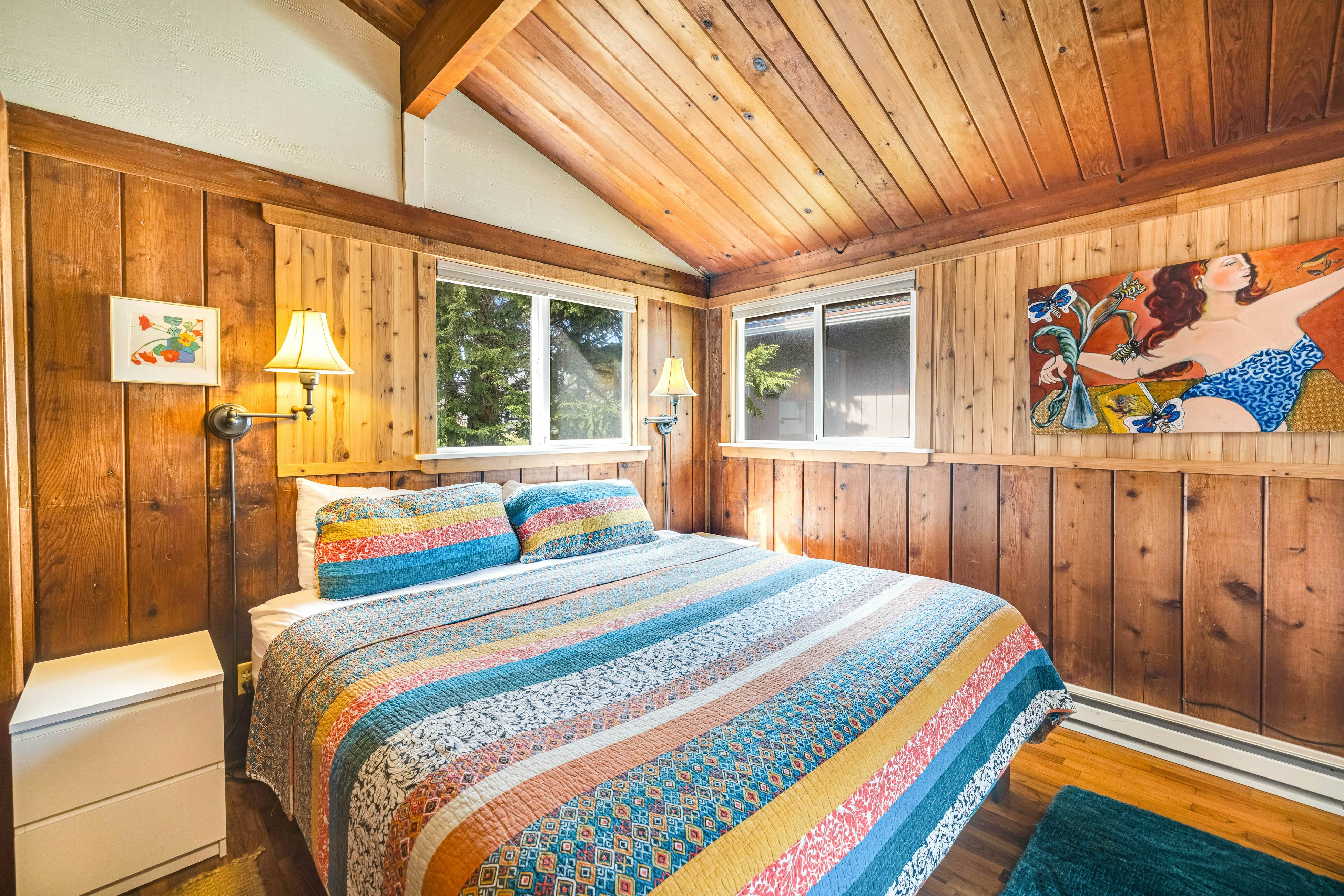 Perfect retreat a block from the beach w/ hot tub, wood stove and dog-friendly