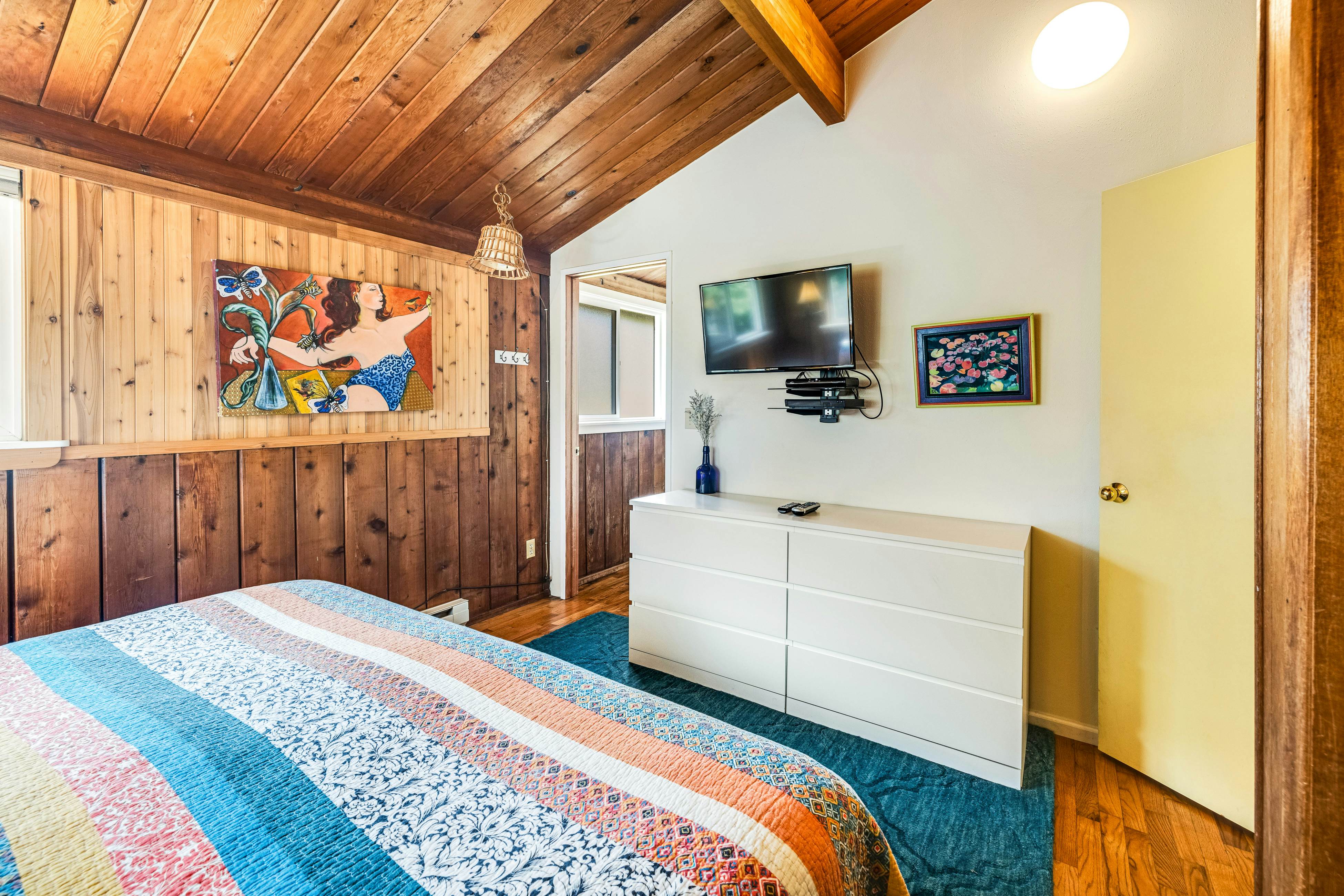 Perfect retreat a block from the beach w/ hot tub, wood stove and dog-friendly