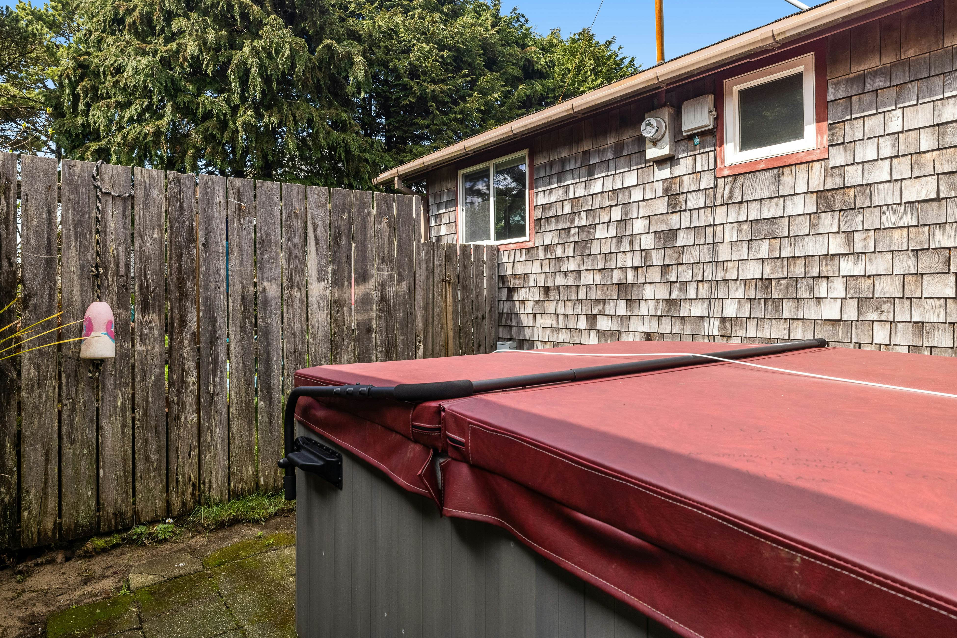 Perfect retreat a block from the beach w/ hot tub, wood stove and dog-friendly