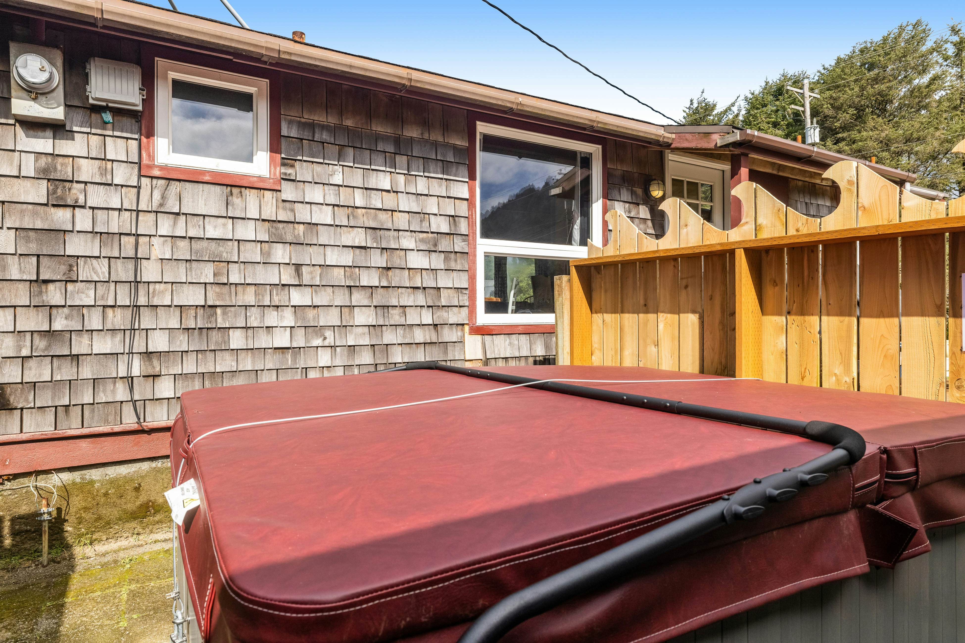 Perfect retreat a block from the beach w/ hot tub, wood stove and dog-friendly