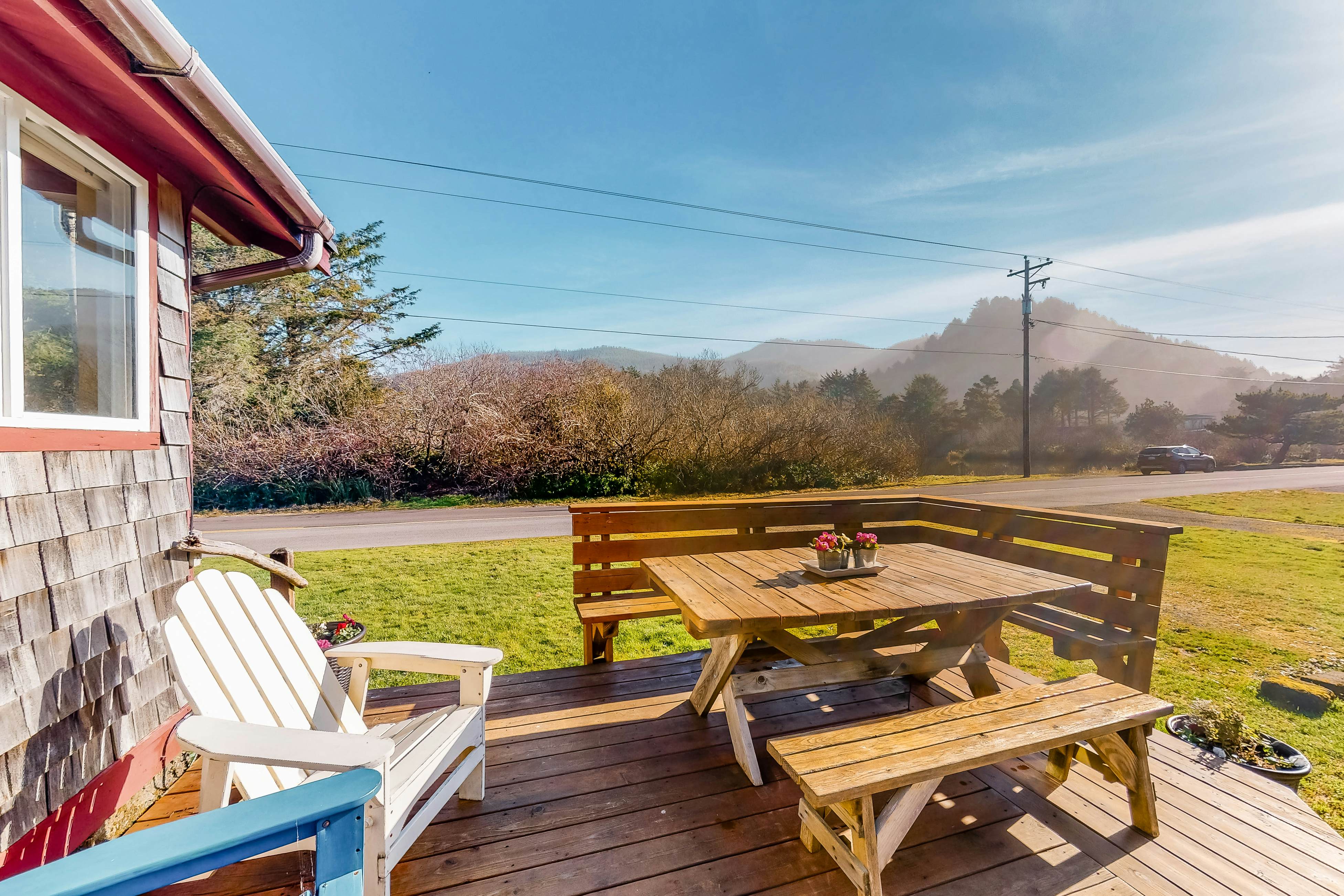 Perfect retreat a block from the beach w/ hot tub, wood stove and dog-friendly