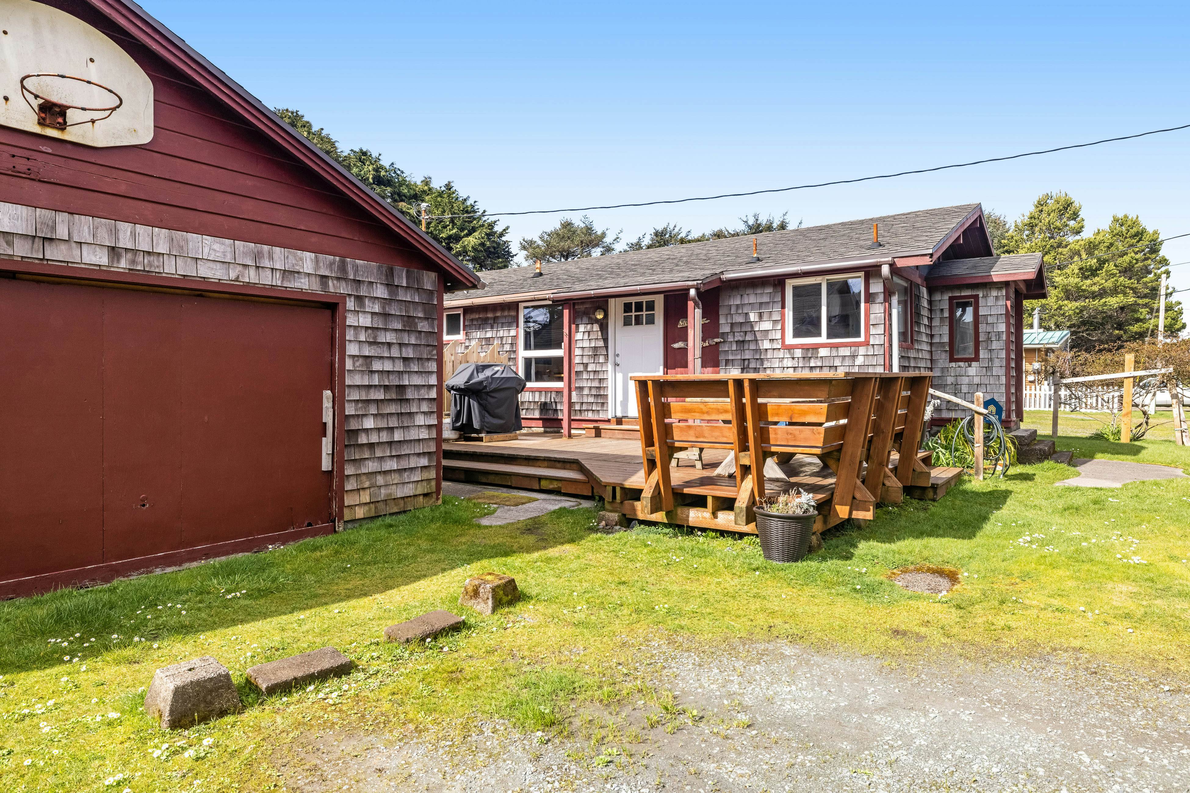Perfect retreat a block from the beach w/ hot tub, wood stove and dog-friendly