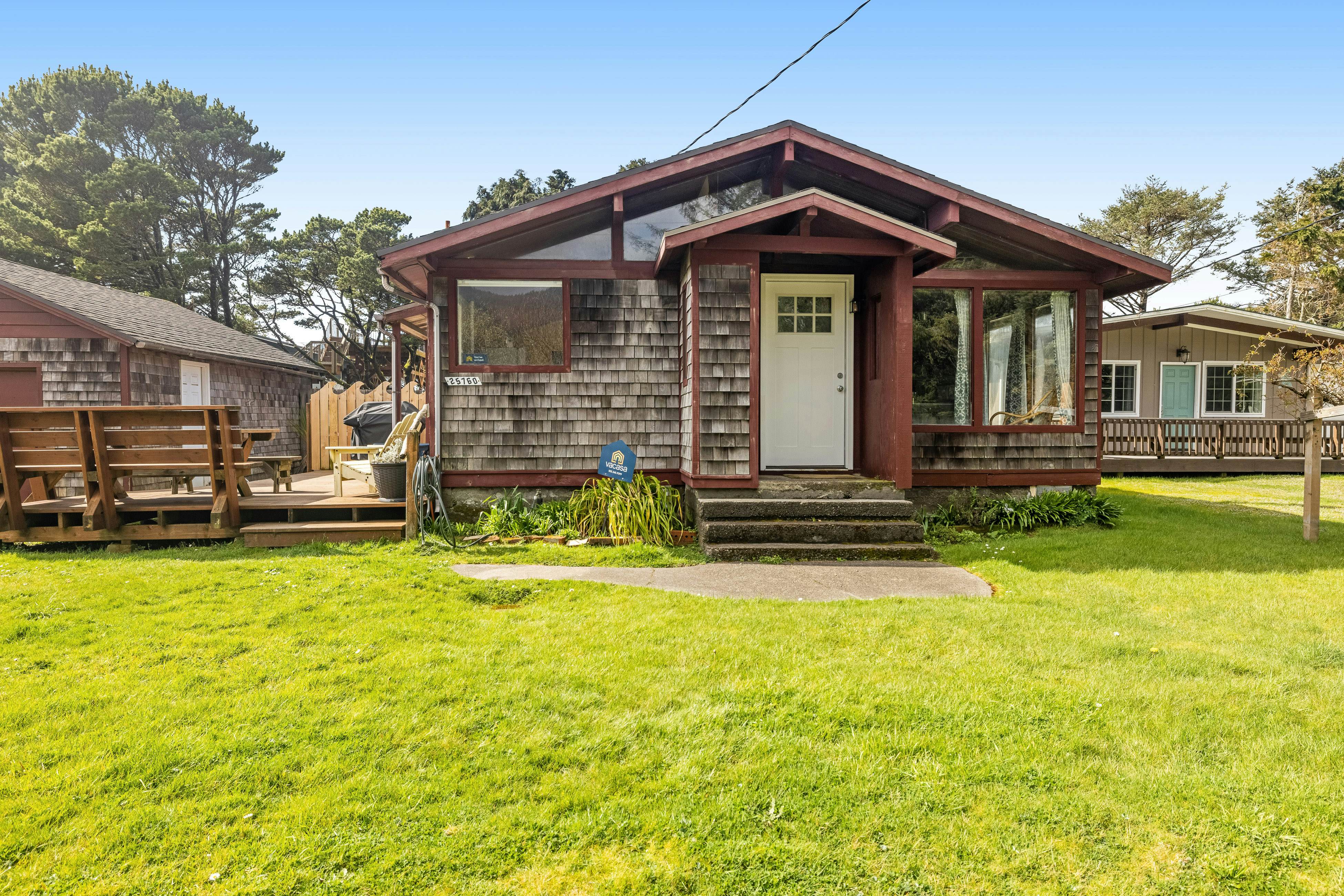 Perfect retreat a block from the beach w/ hot tub, wood stove and dog-friendly