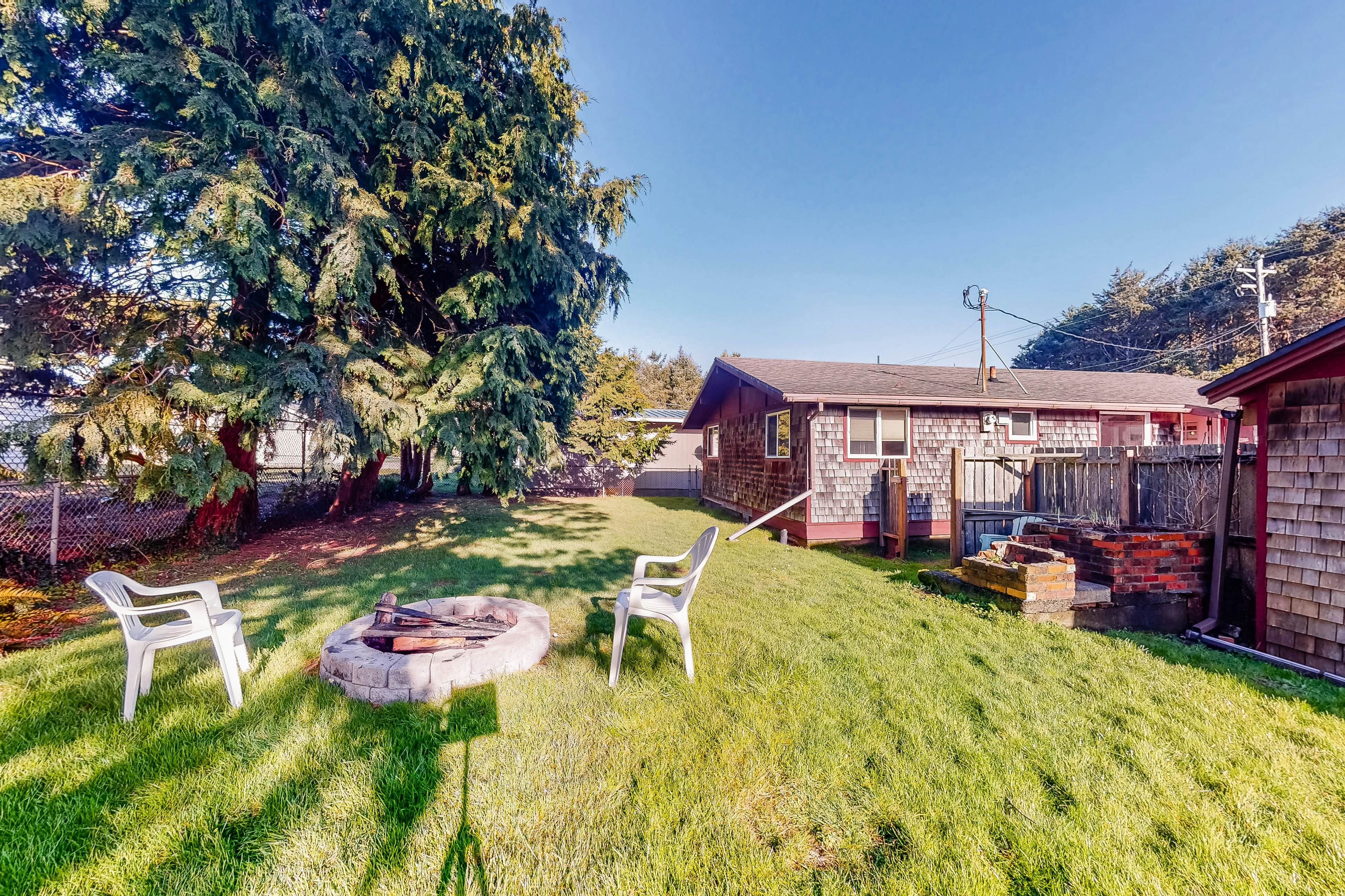 Perfect retreat a block from the beach w/ hot tub, wood stove and dog-friendly