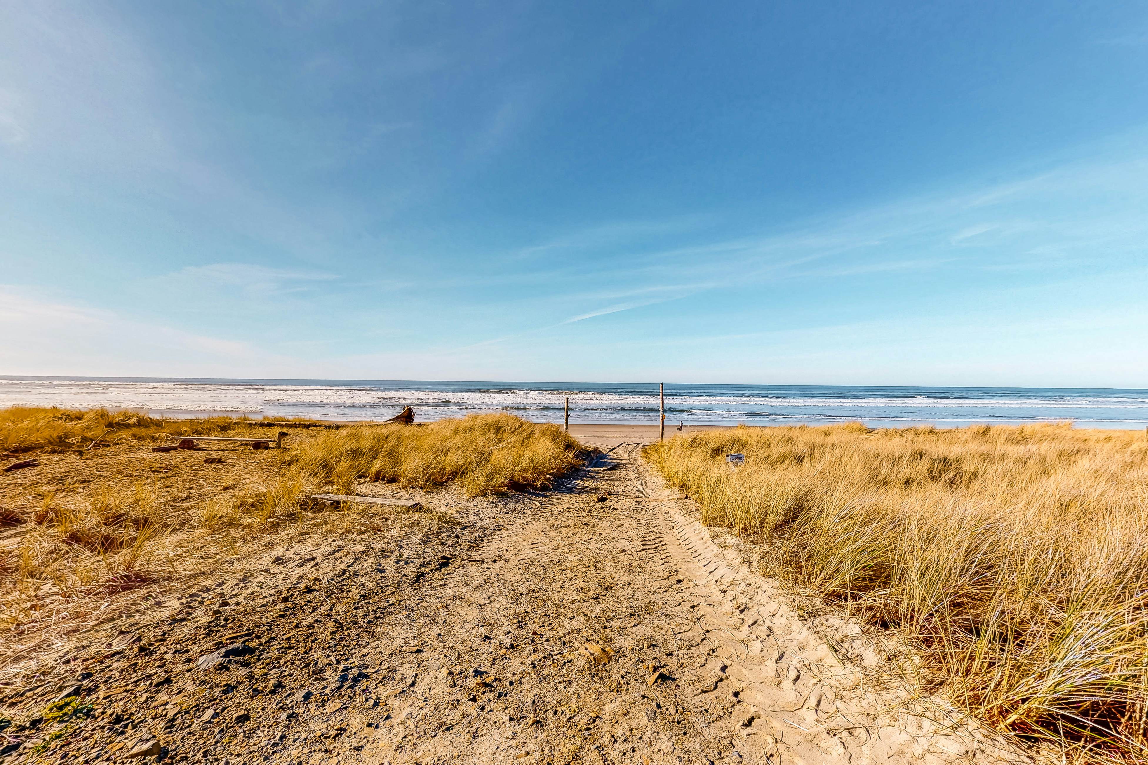 Perfect retreat a block from the beach w/ hot tub, wood stove and dog-friendly