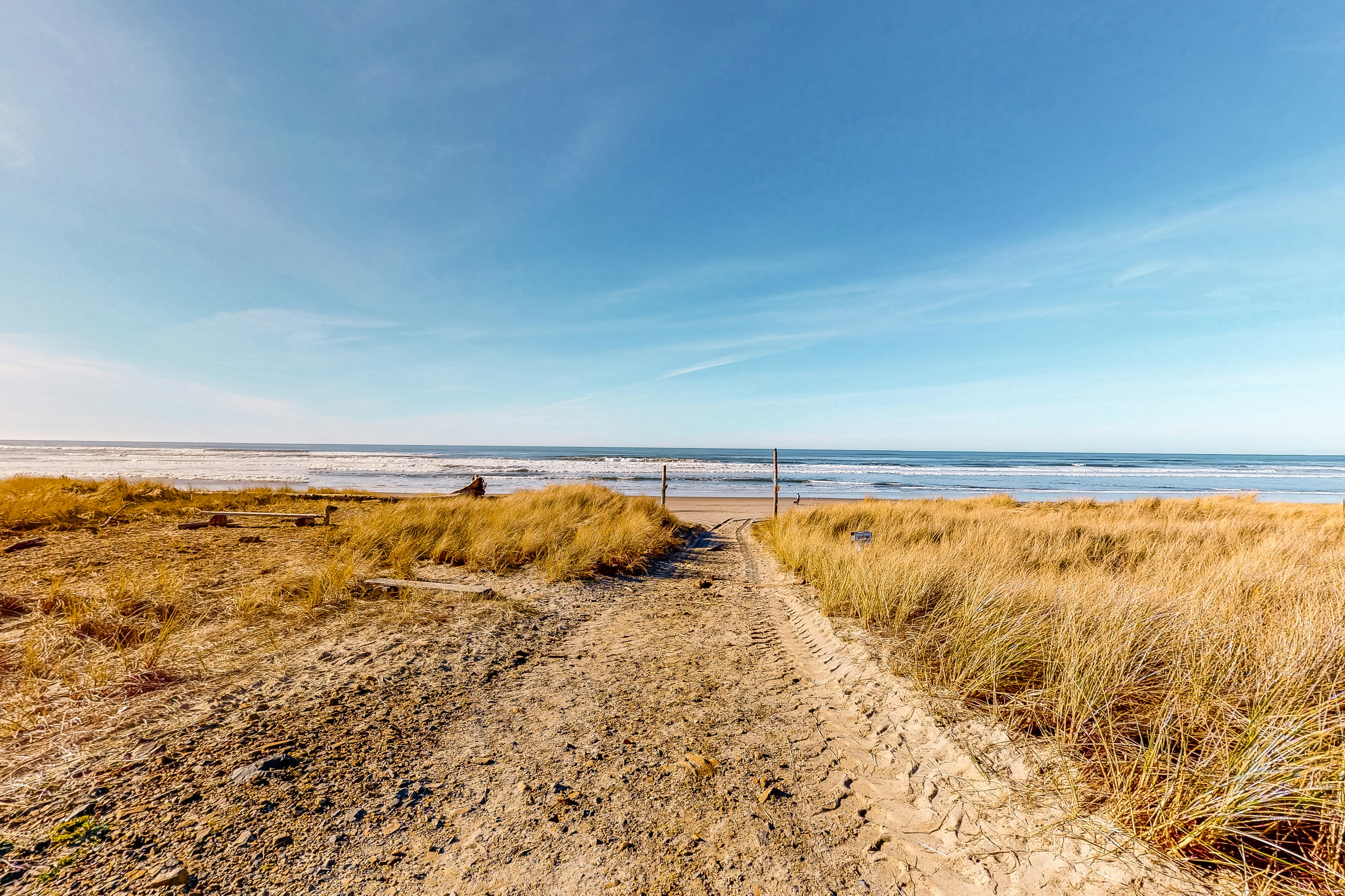 Perfect retreat a block from the beach with hot tub wood stove and dog friendly