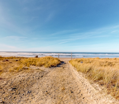 Perfect retreat a block from the beach with hot tub wood stove and dog friendly