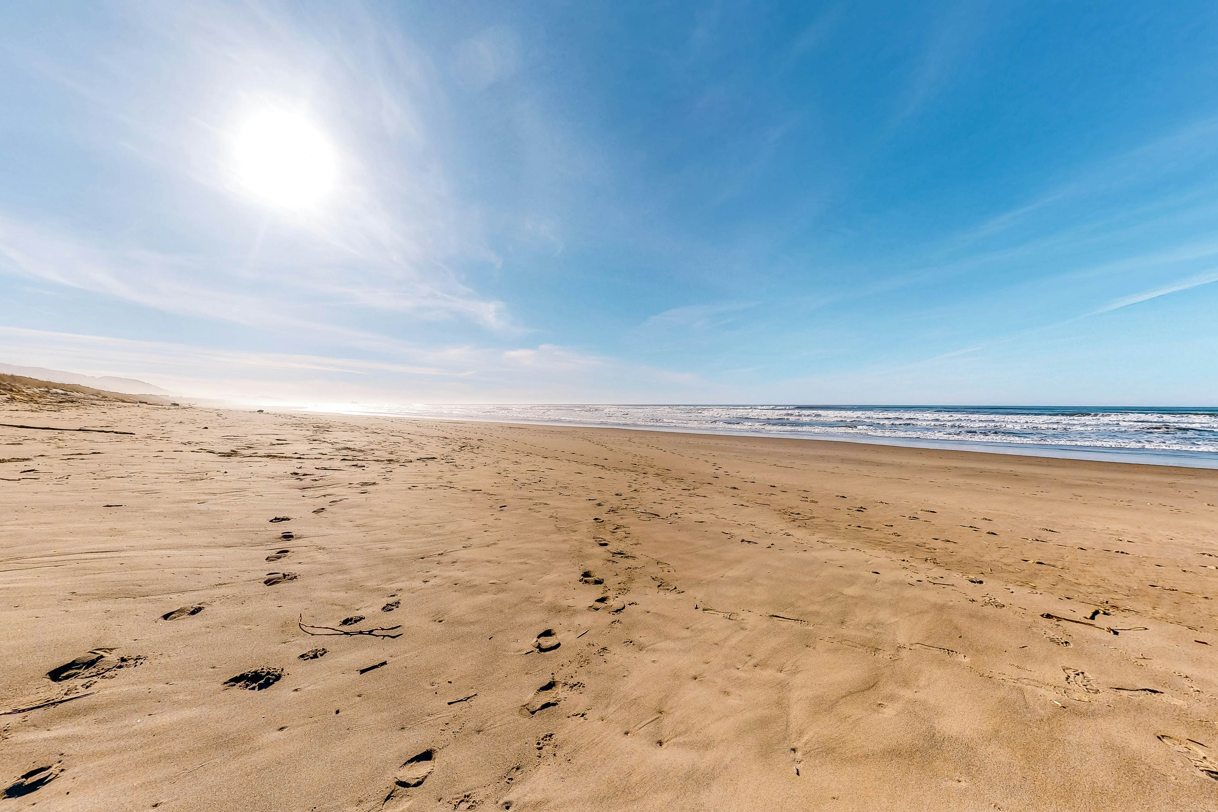 Perfect retreat a block from the beach w/ hot tub, wood stove and dog-friendly