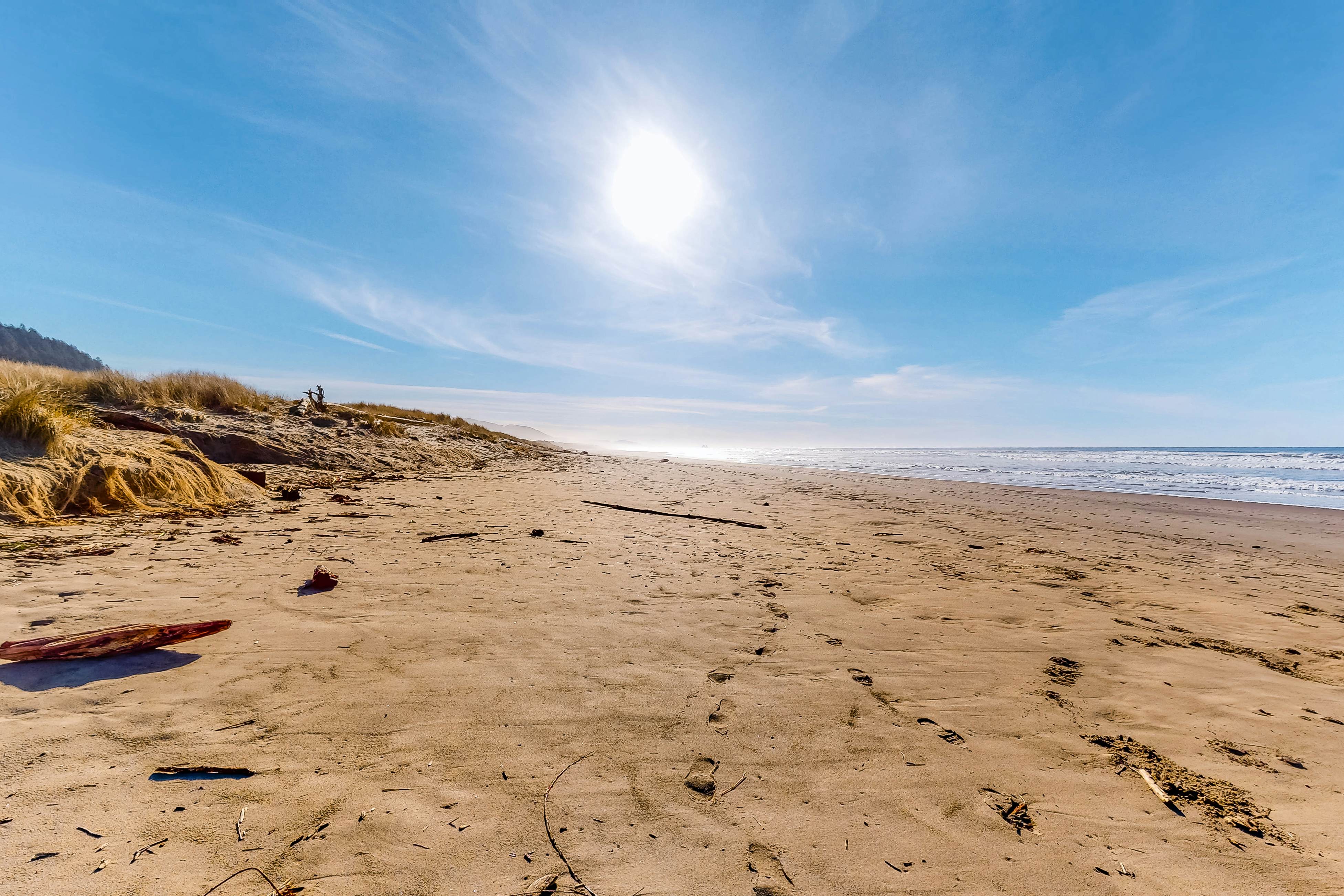 Perfect retreat a block from the beach w/ hot tub, wood stove and dog-friendly