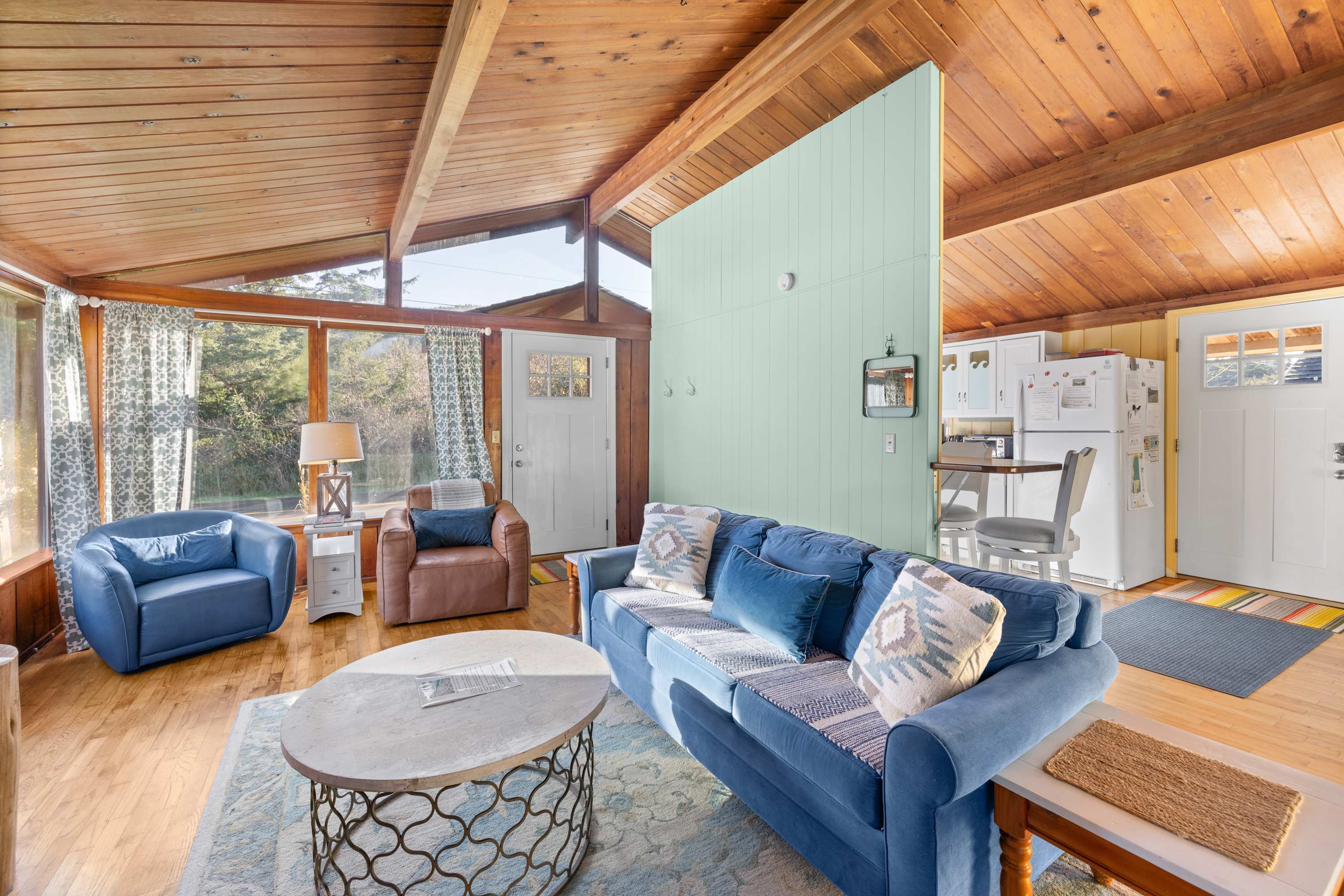 Perfect retreat a block from the beach with hot tub wood stove and dog friendly