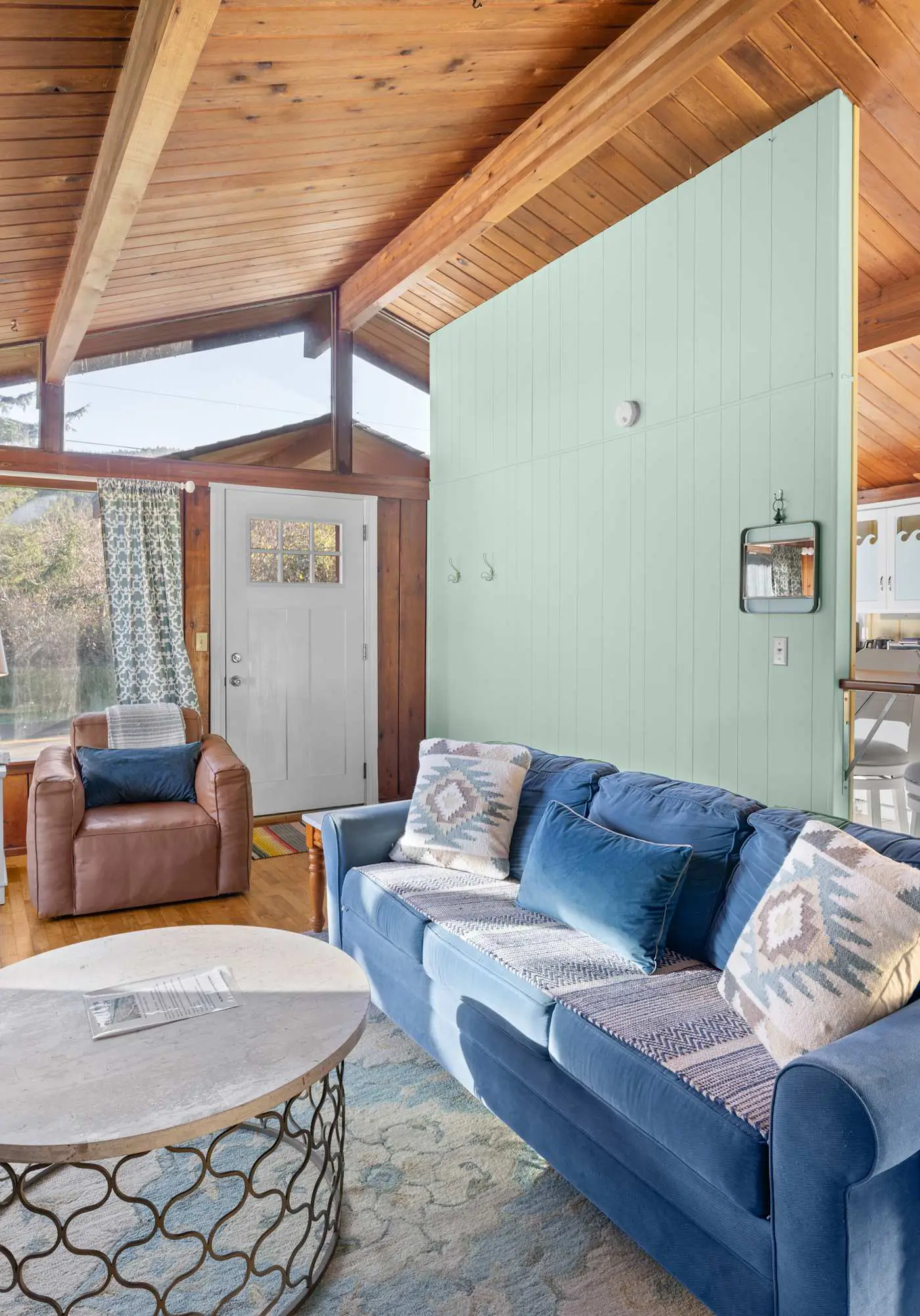 Perfect retreat a block from the beach with hot tub wood stove and dog friendly