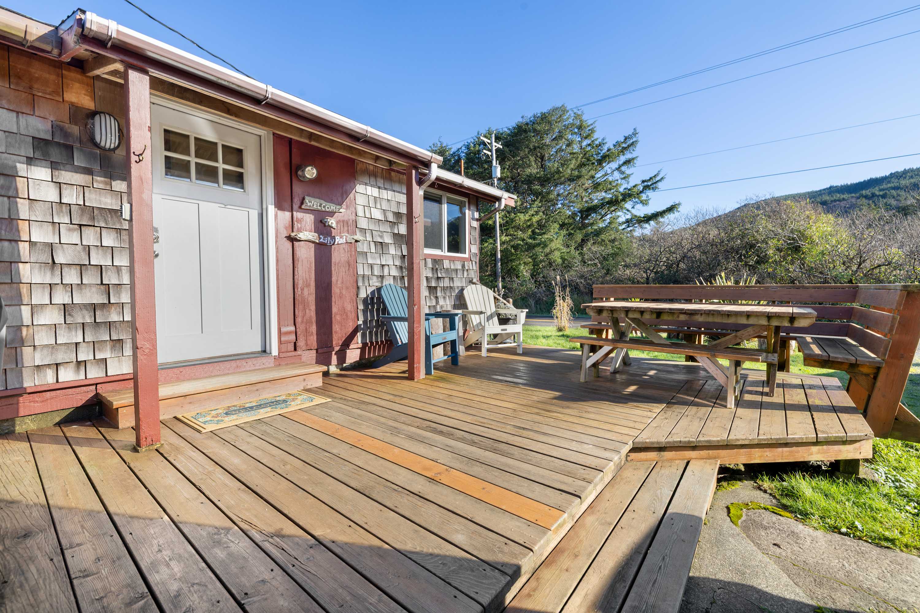 Perfect retreat a block from the beach with hot tub wood stove and dog friendly