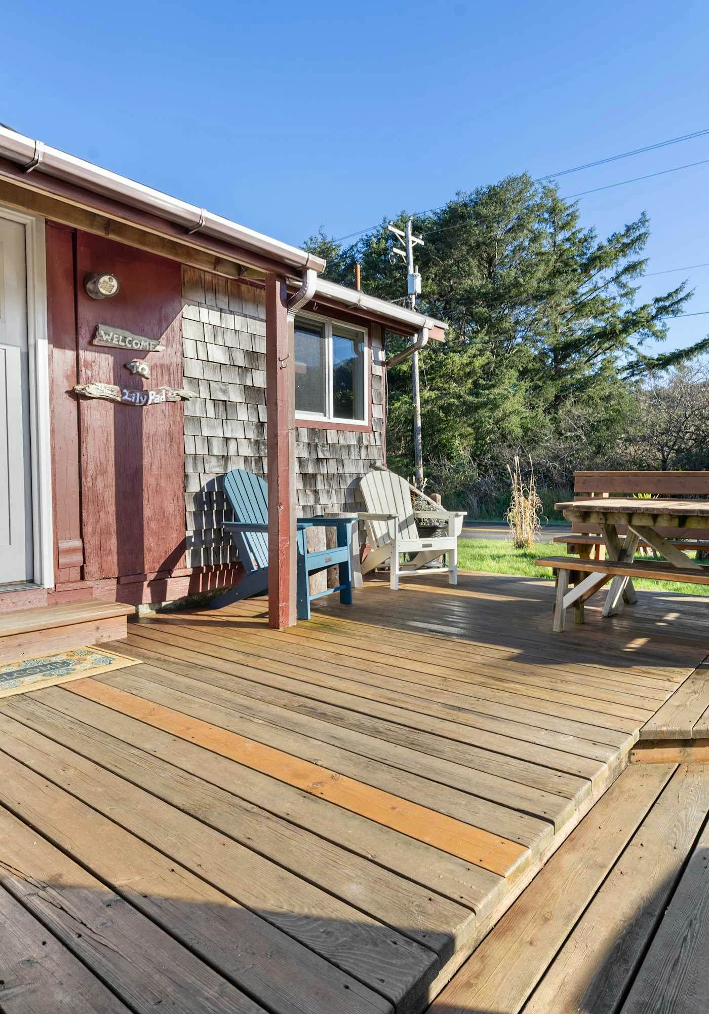 Perfect retreat a block from the beach with hot tub wood stove and dog friendly