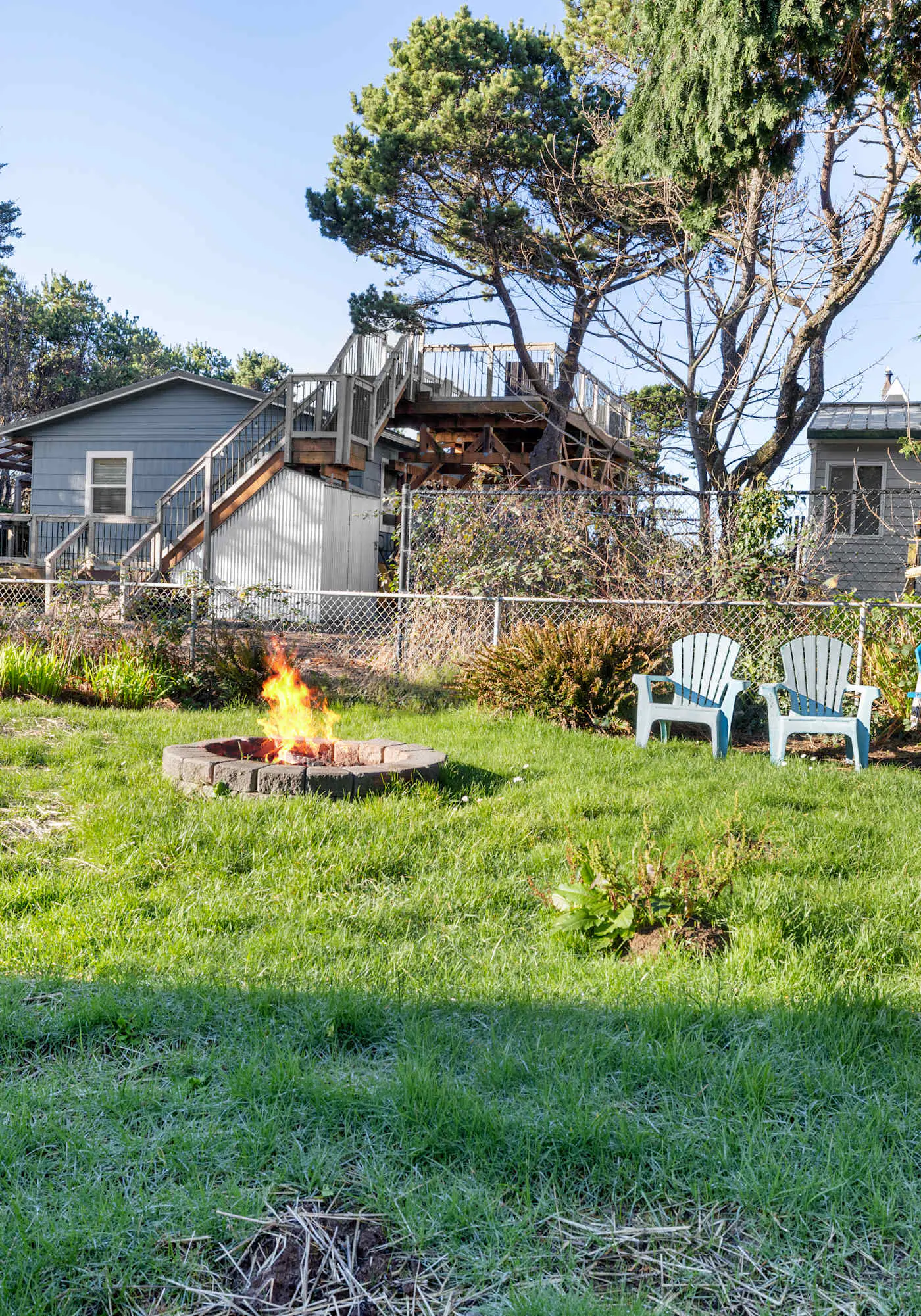Perfect retreat a block from the beach with hot tub wood stove and dog friendly