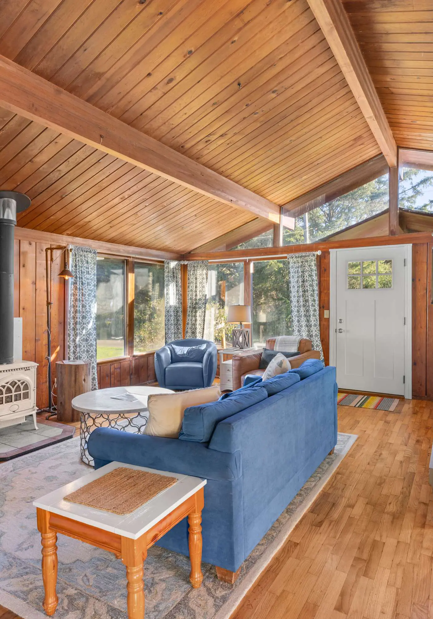 Perfect retreat a block from the beach with hot tub wood stove and dog friendly