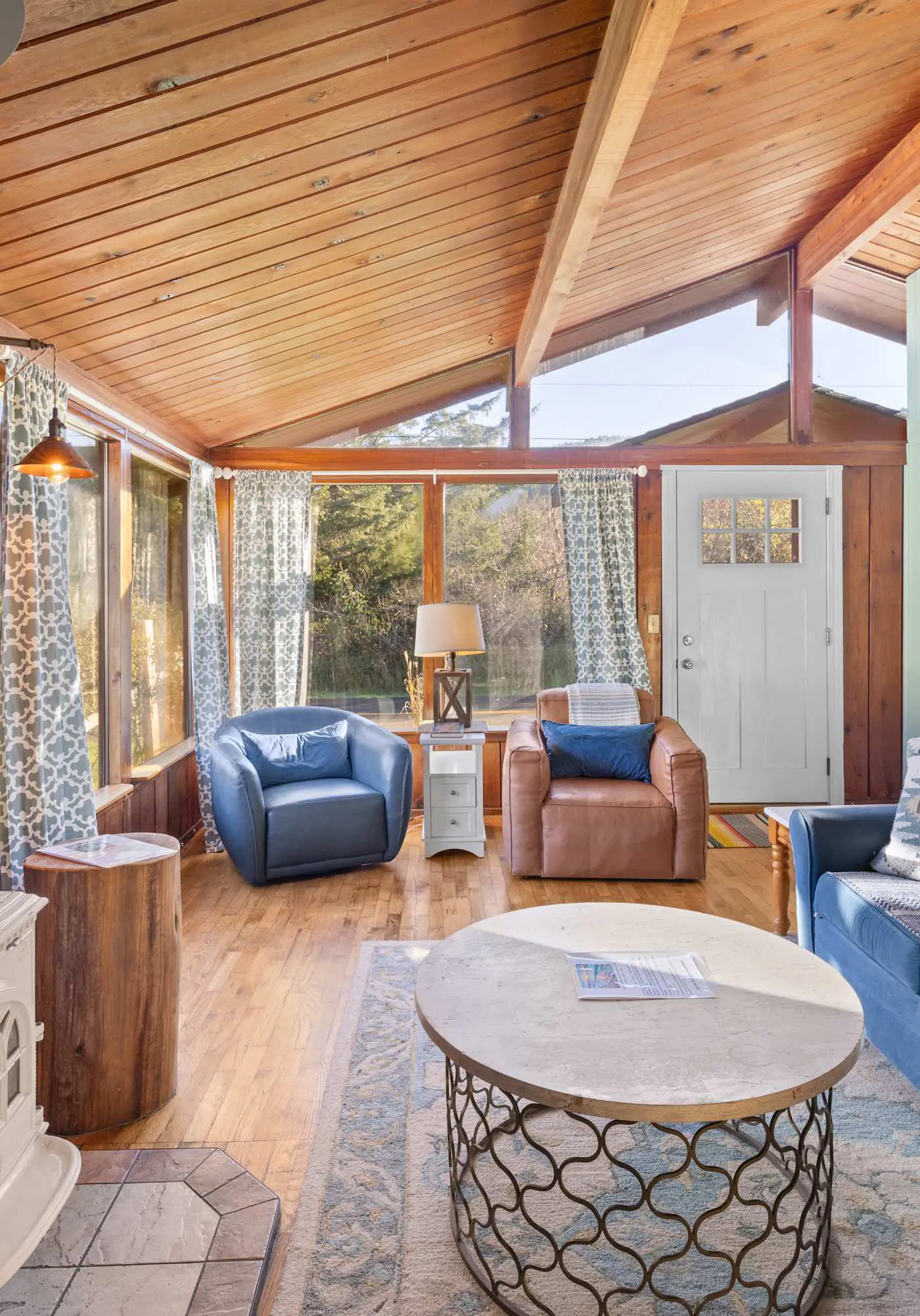 Perfect retreat a block from the beach with hot tub wood stove and dog friendly