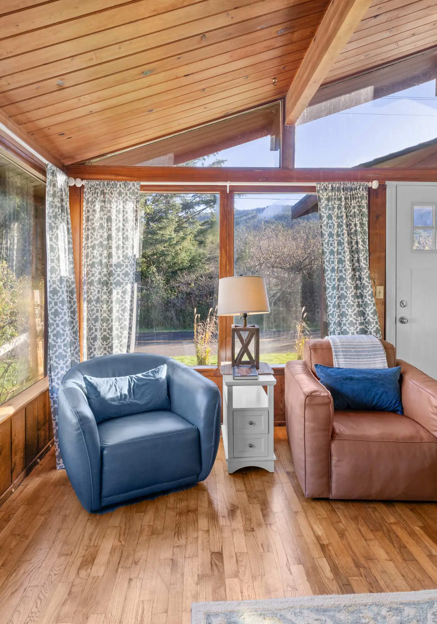 Perfect retreat a block from the beach with hot tub wood stove and dog friendly