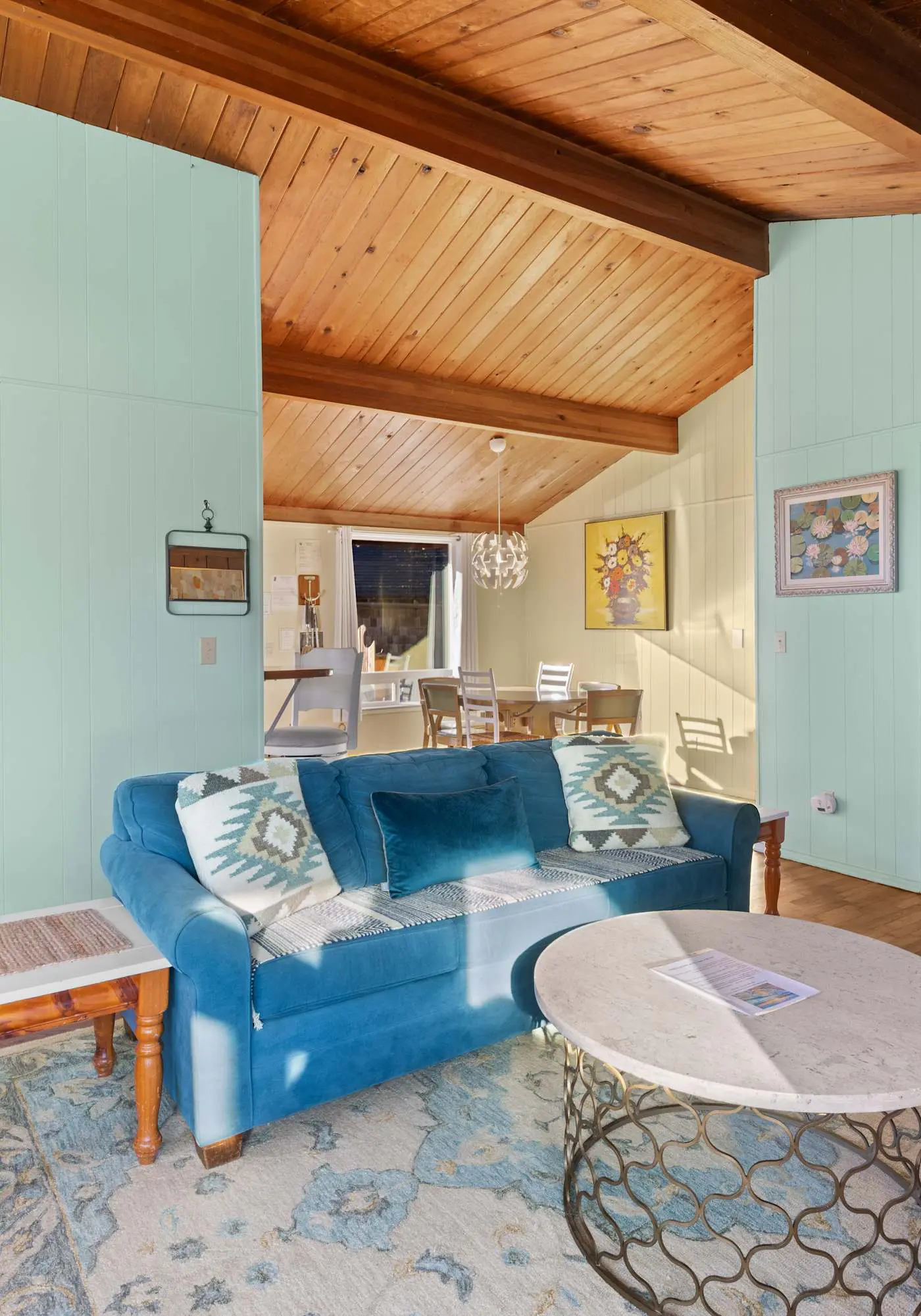 Perfect retreat a block from the beach with hot tub wood stove and dog friendly