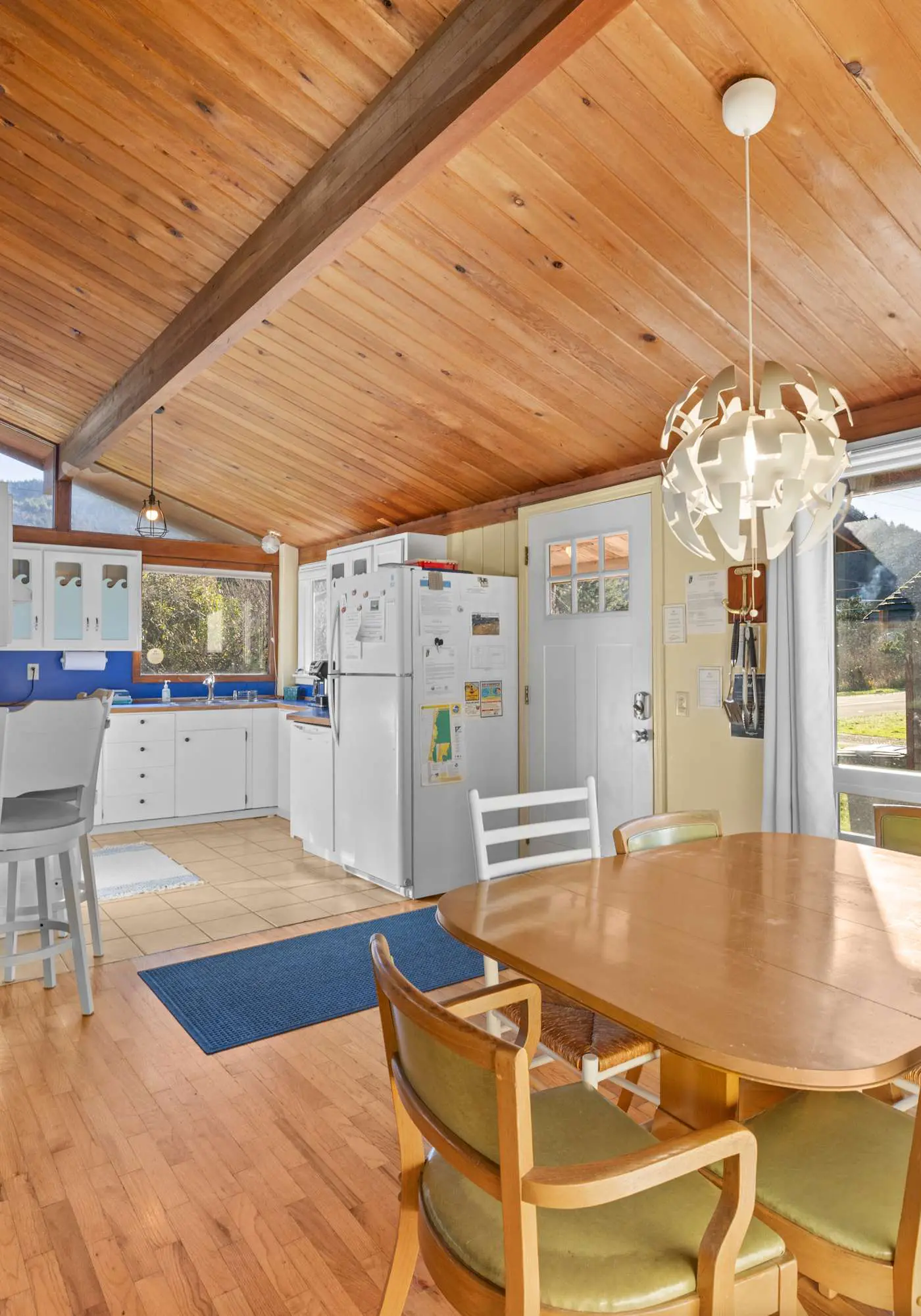 Perfect retreat a block from the beach with hot tub wood stove and dog friendly