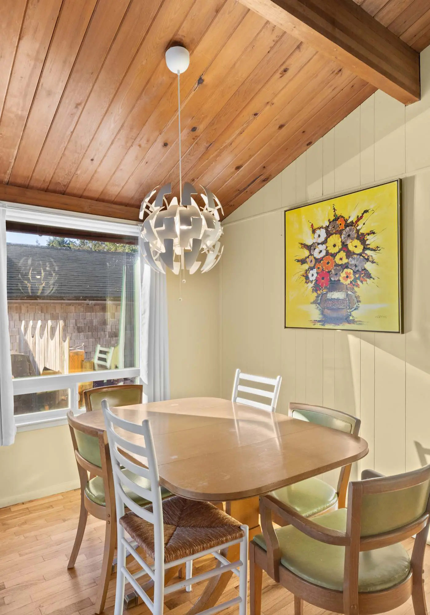 Perfect retreat a block from the beach with hot tub wood stove and dog friendly