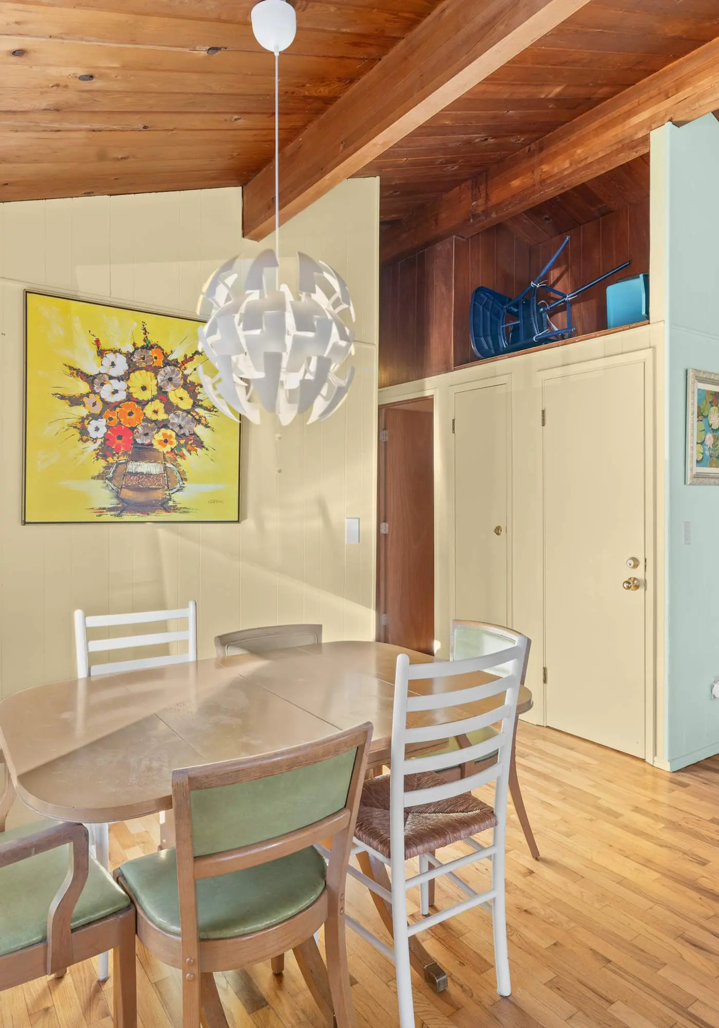 Perfect retreat a block from the beach with hot tub wood stove and dog friendly