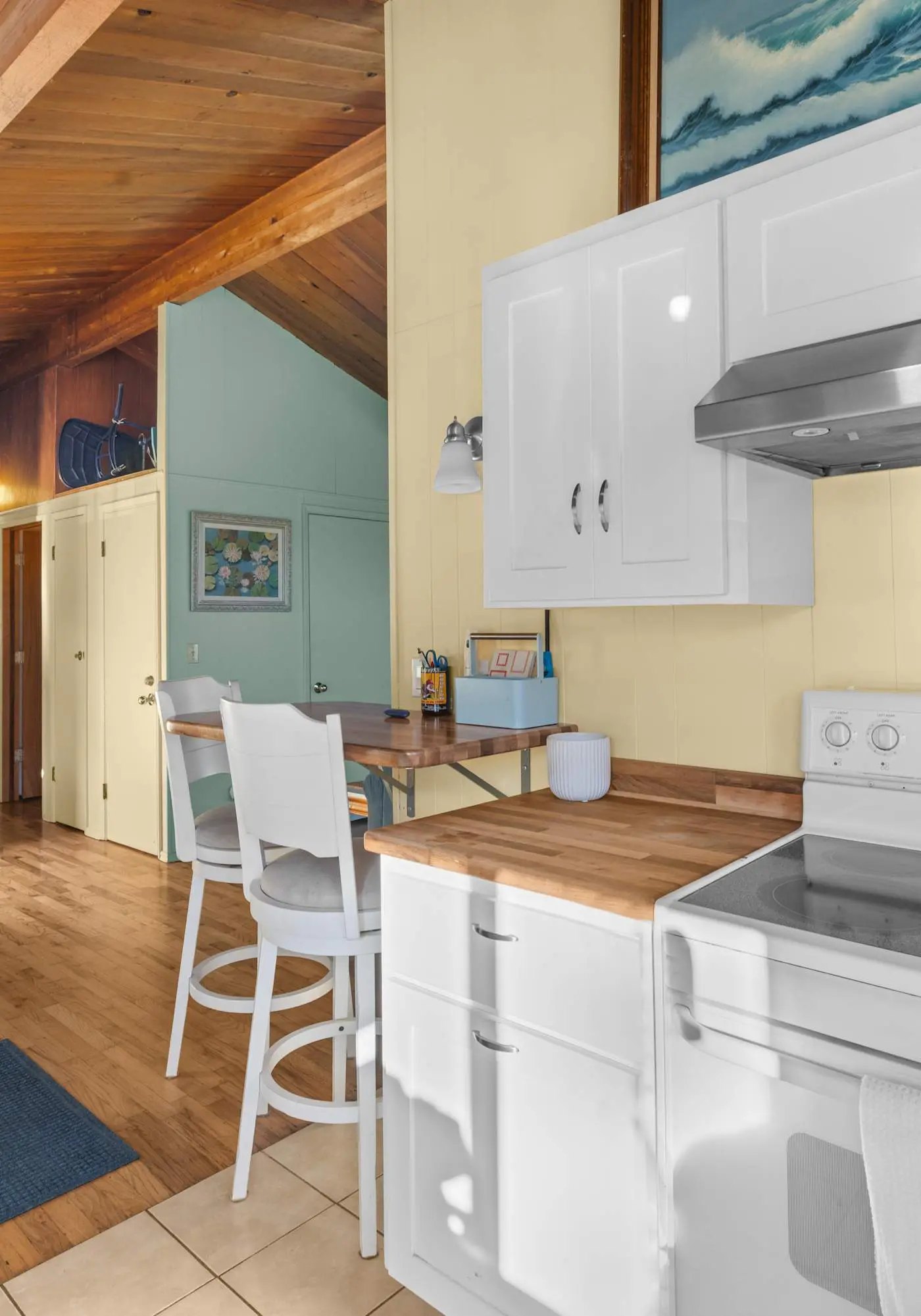 Perfect retreat a block from the beach with hot tub wood stove and dog friendly