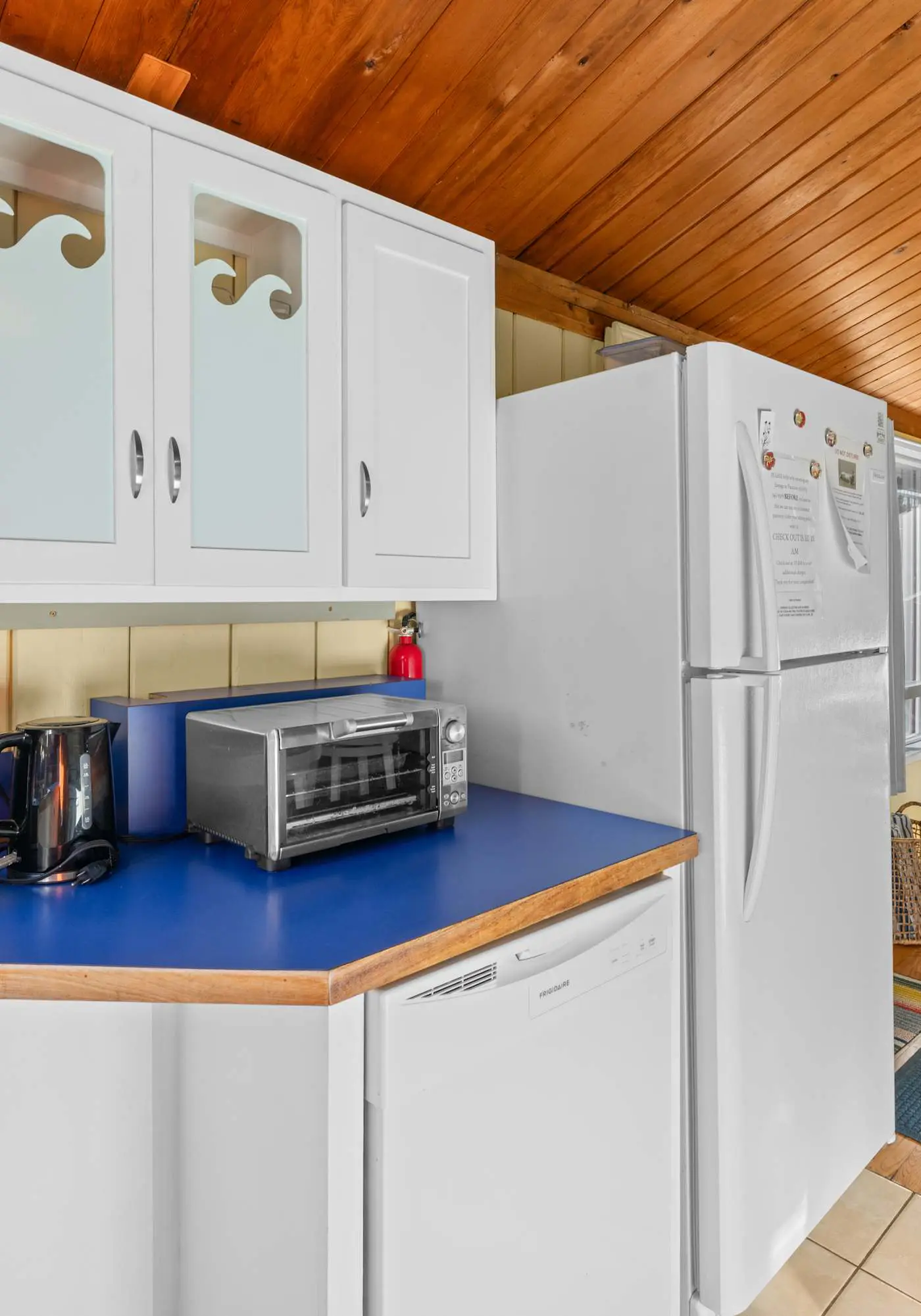 Perfect retreat a block from the beach with hot tub wood stove and dog friendly