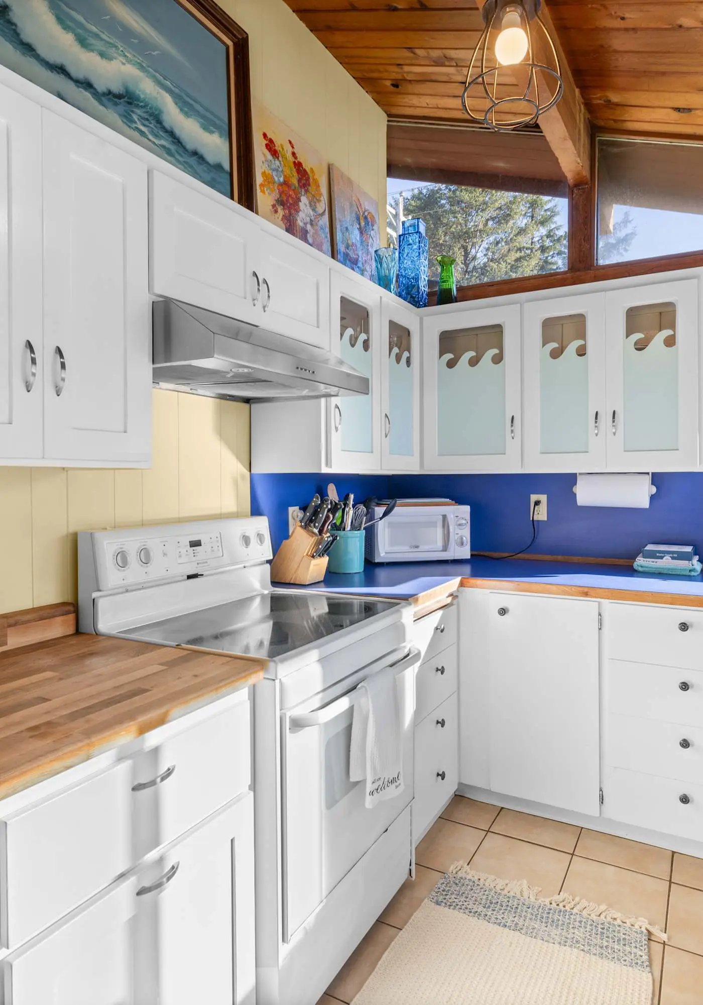 Perfect retreat a block from the beach with hot tub wood stove and dog friendly