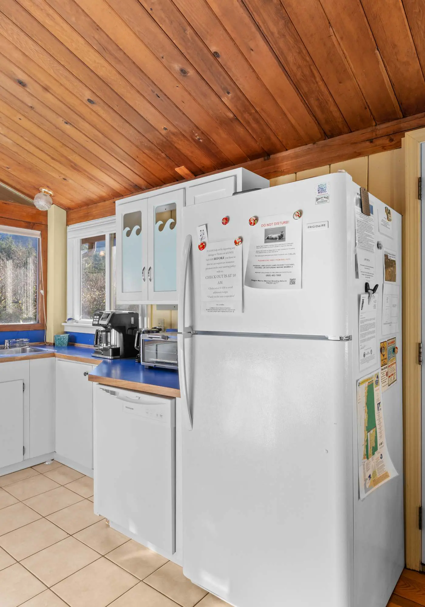 Perfect retreat a block from the beach with hot tub wood stove and dog friendly