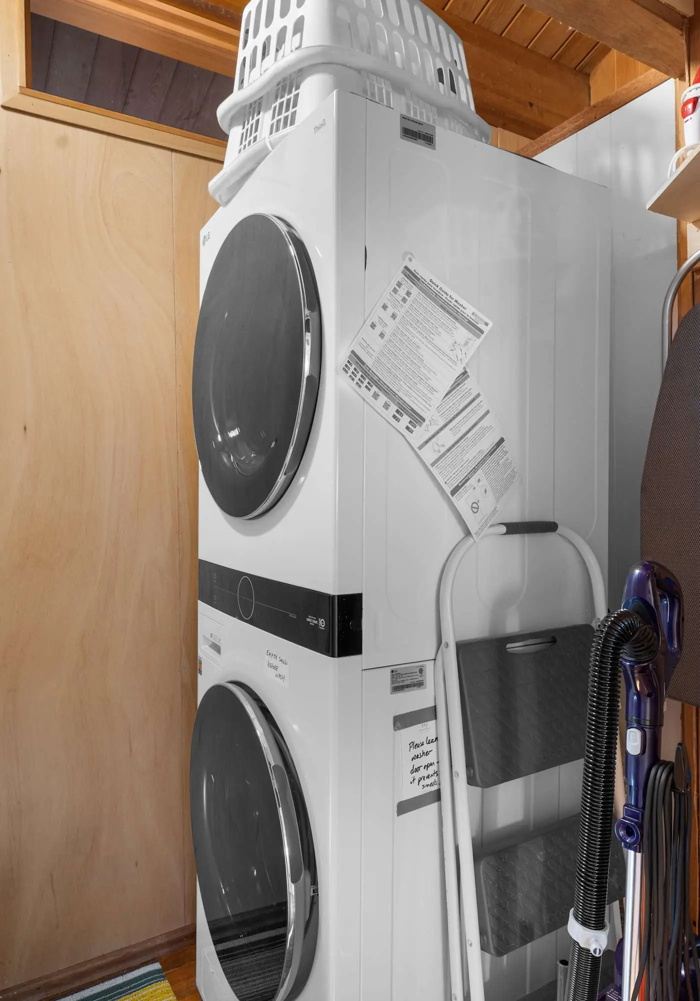 Perfect retreat a block from the beach with hot tub wood stove and dog friendly