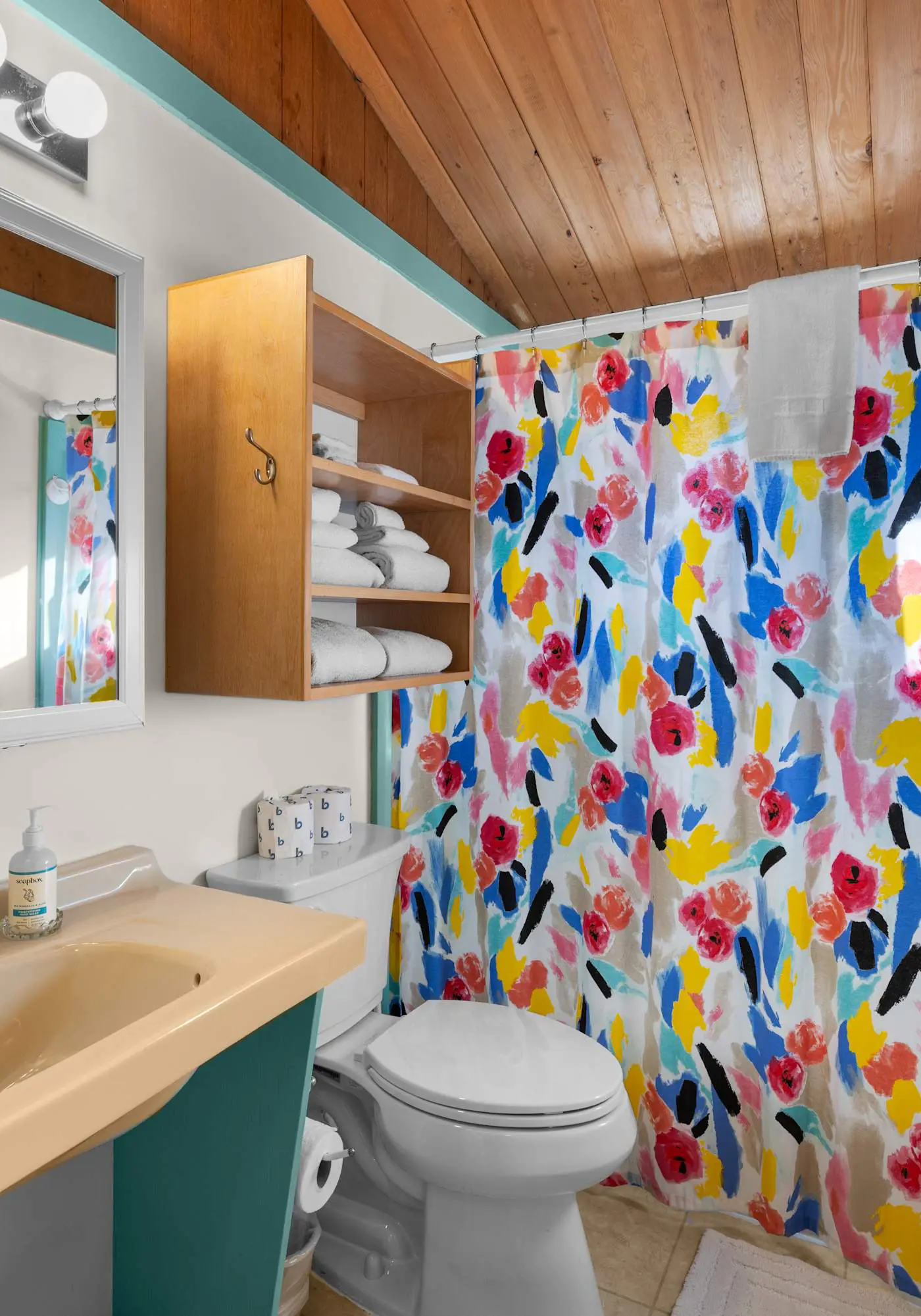 Perfect retreat a block from the beach with hot tub wood stove and dog friendly