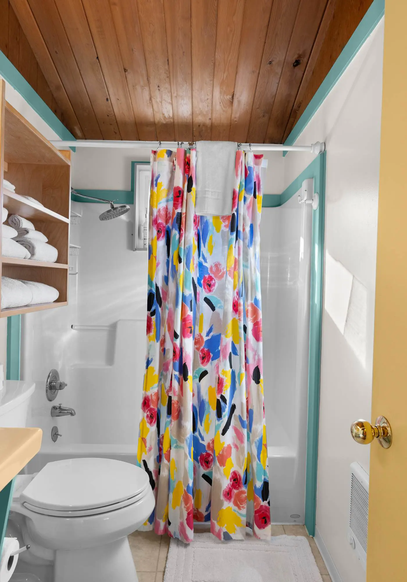 Perfect retreat a block from the beach with hot tub wood stove and dog friendly