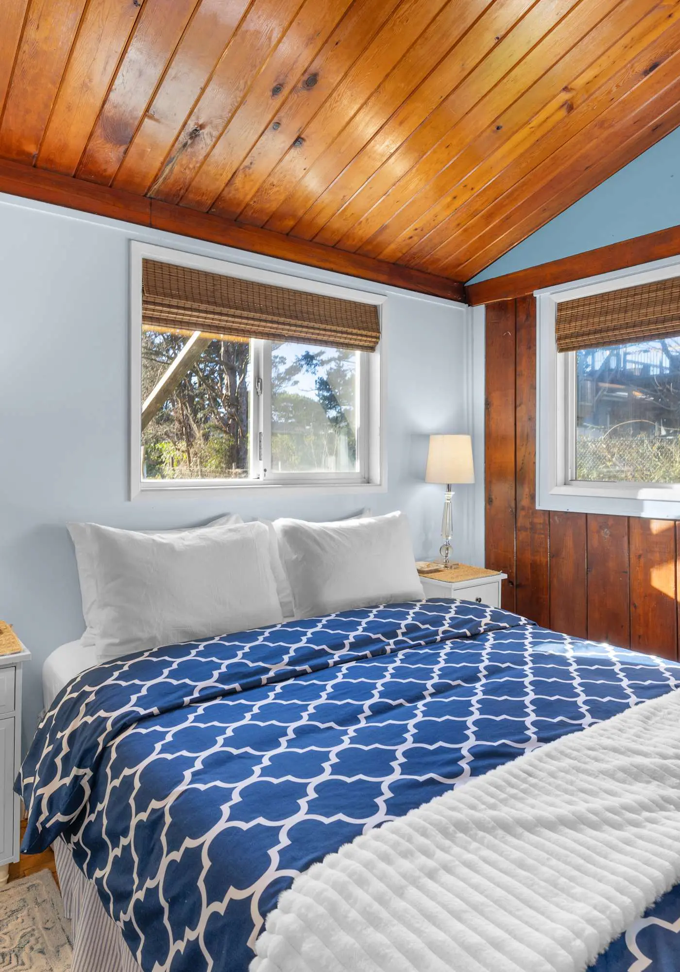 Perfect retreat a block from the beach with hot tub wood stove and dog friendly