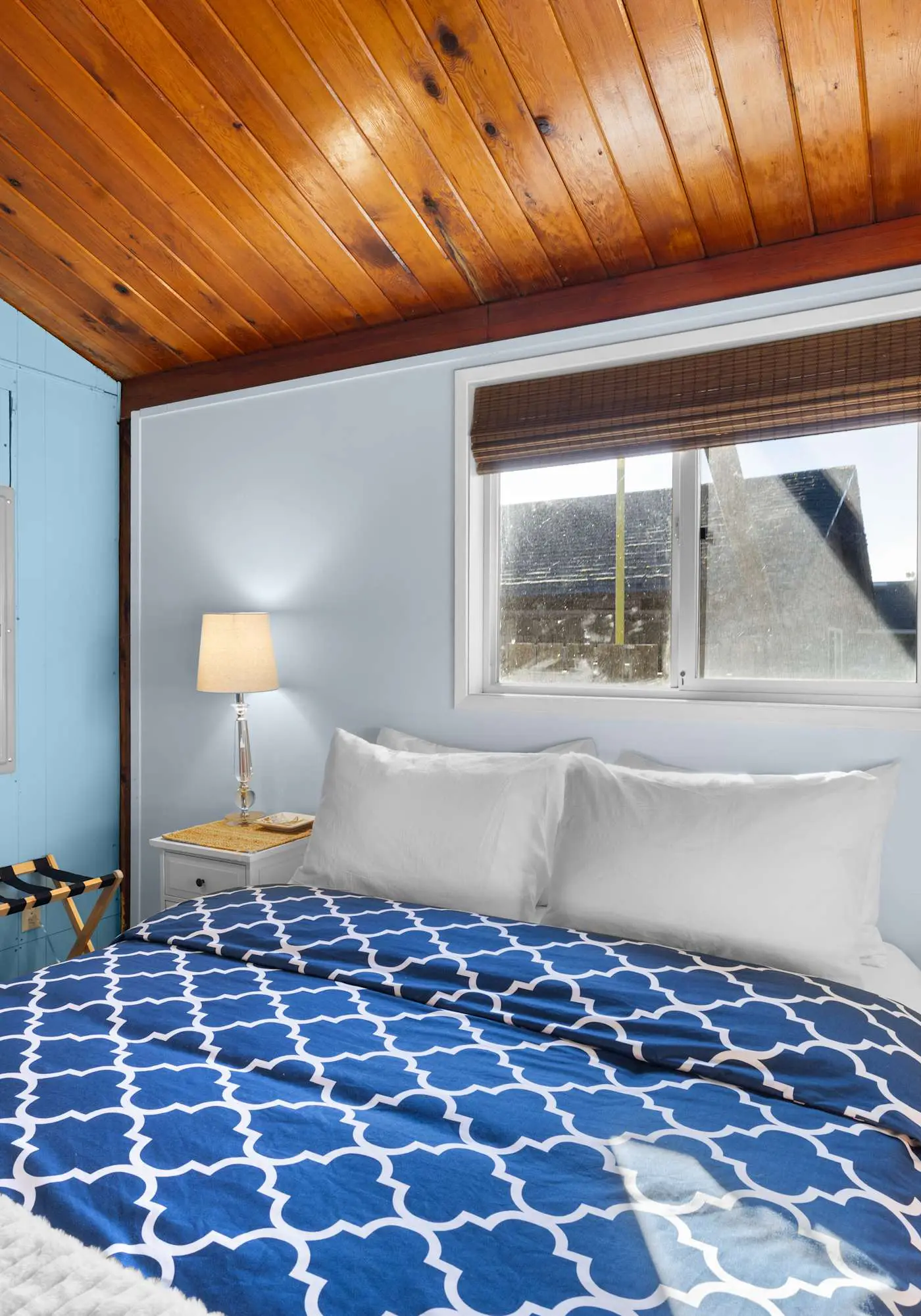 Perfect retreat a block from the beach with hot tub wood stove and dog friendly