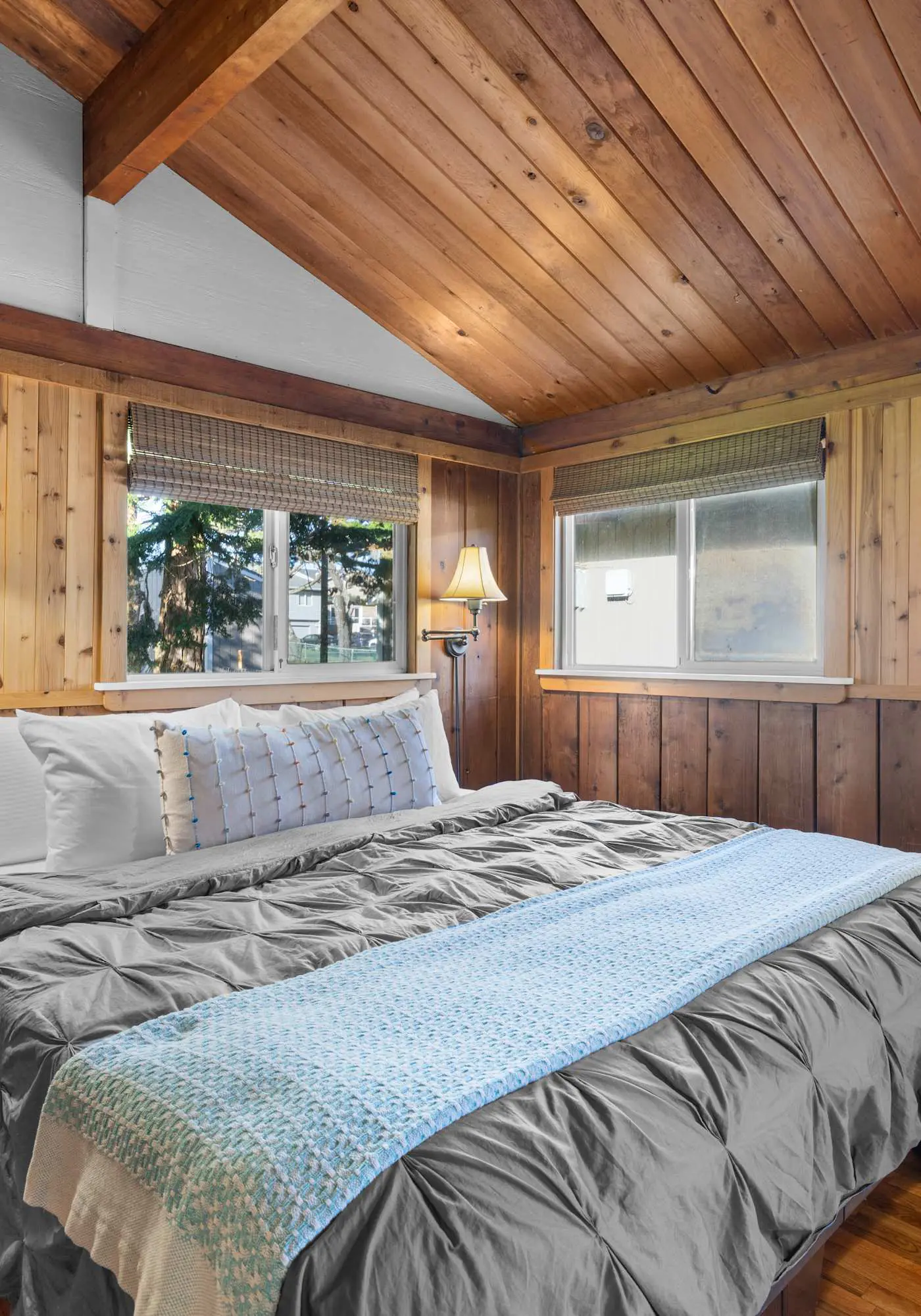 Perfect retreat a block from the beach with hot tub wood stove and dog friendly