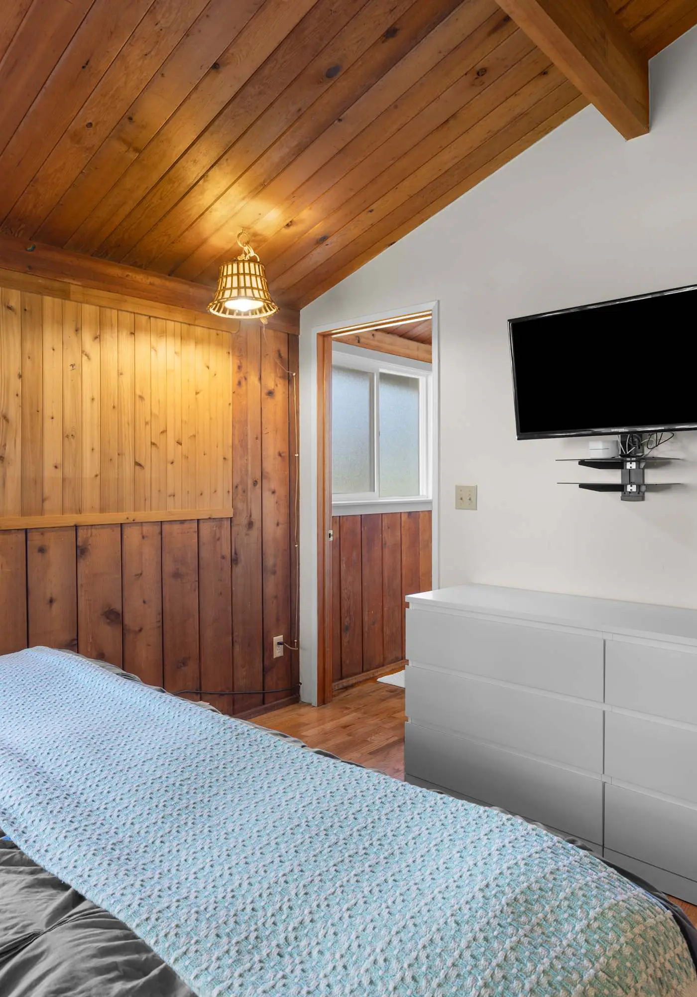 Perfect retreat a block from the beach with hot tub wood stove and dog friendly