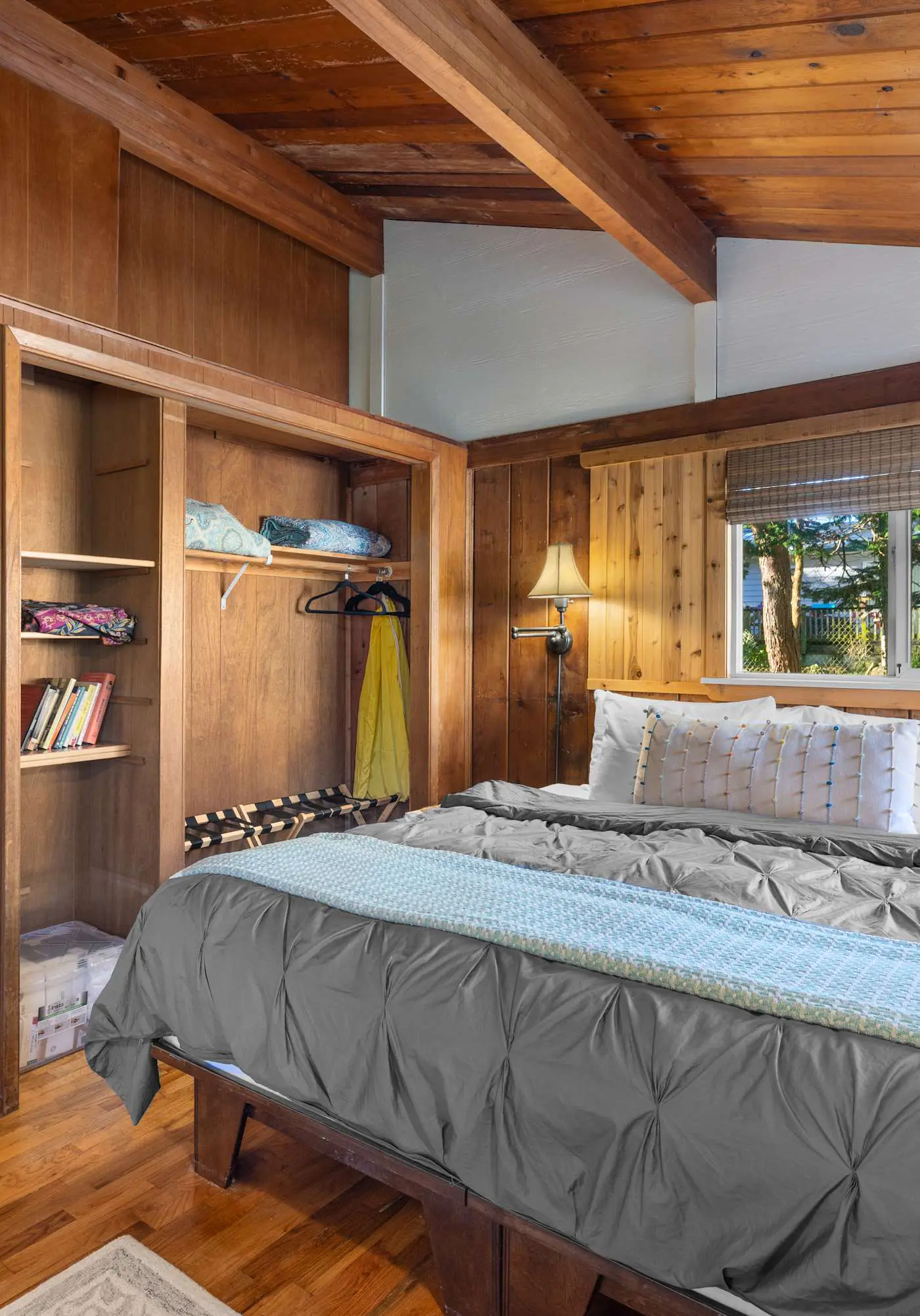 Perfect retreat a block from the beach with hot tub wood stove and dog friendly