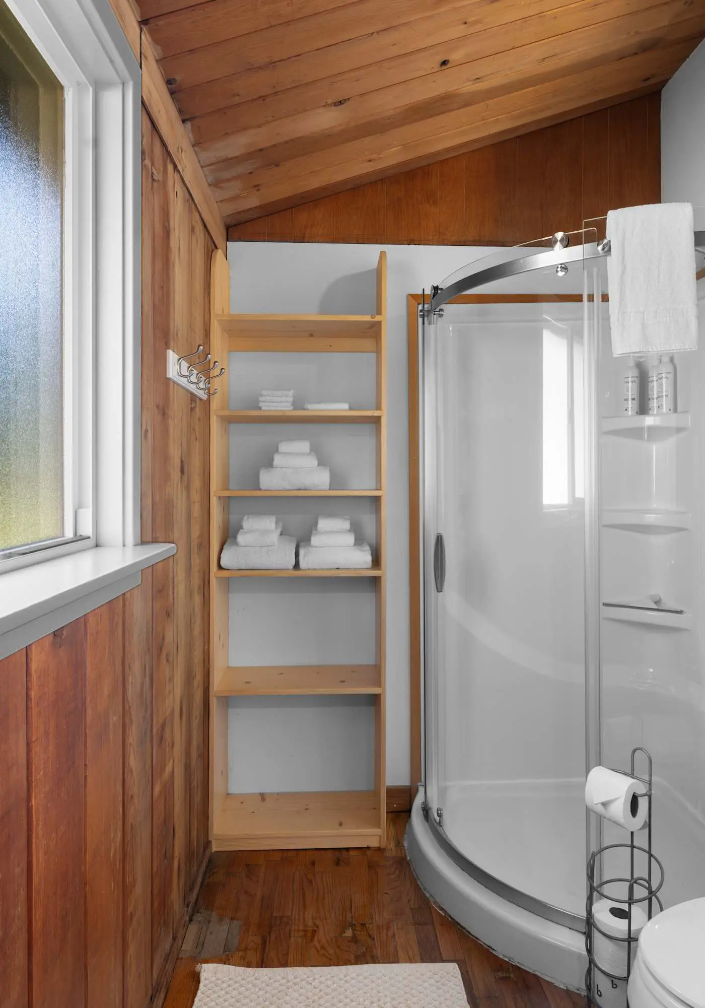 Perfect retreat a block from the beach with hot tub wood stove and dog friendly