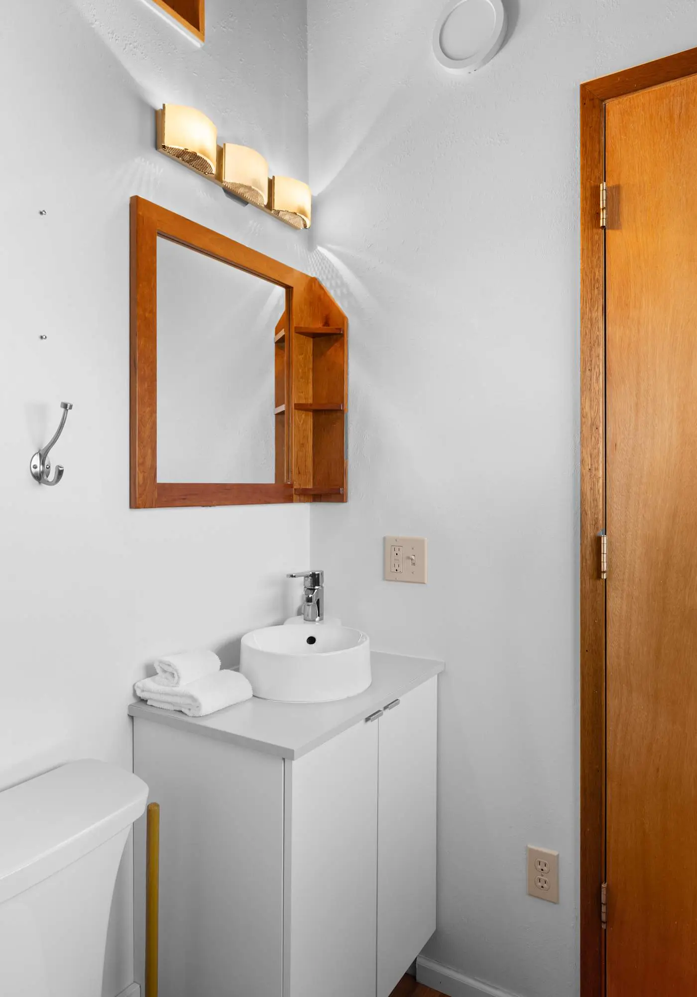 Perfect retreat a block from the beach with hot tub wood stove and dog friendly