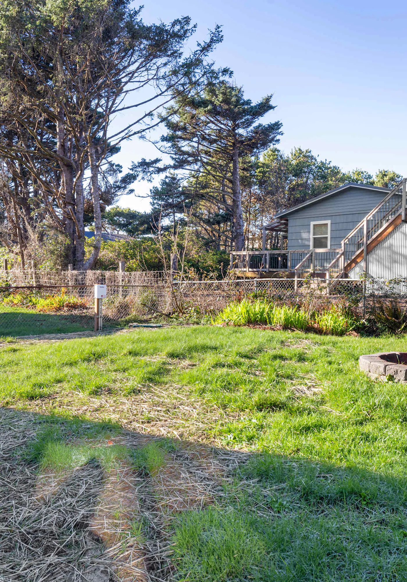 Perfect retreat a block from the beach with hot tub wood stove and dog friendly