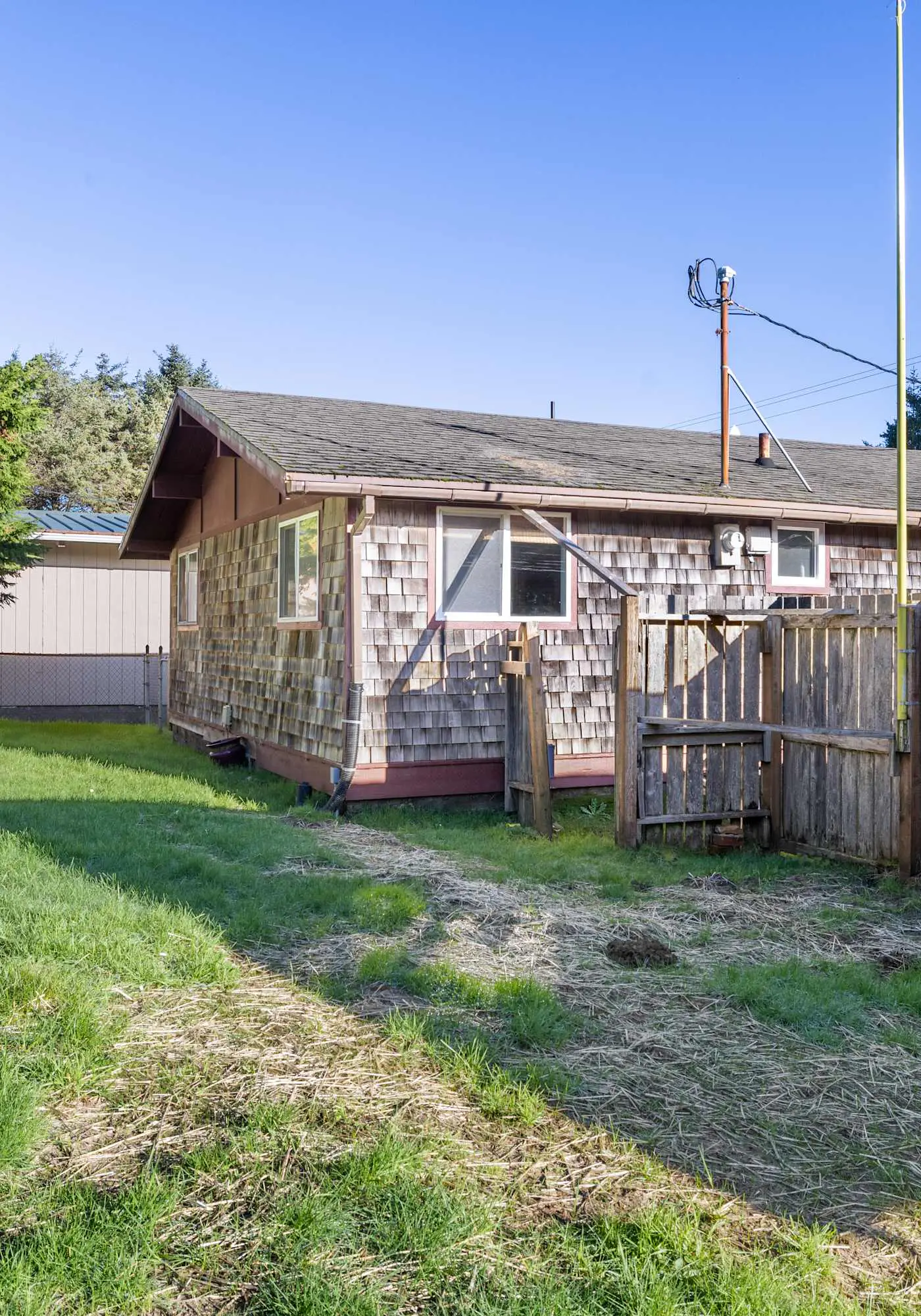 Perfect retreat a block from the beach with hot tub wood stove and dog friendly