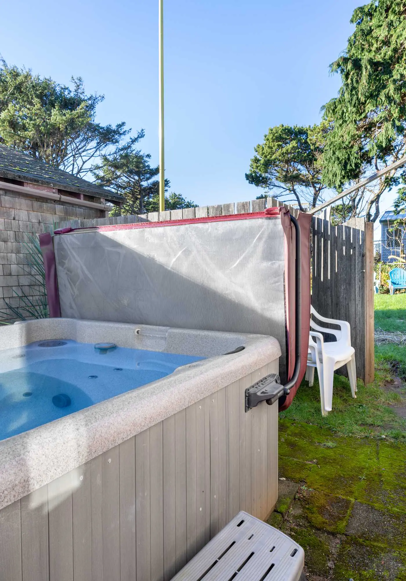 Perfect retreat a block from the beach with hot tub wood stove and dog friendly