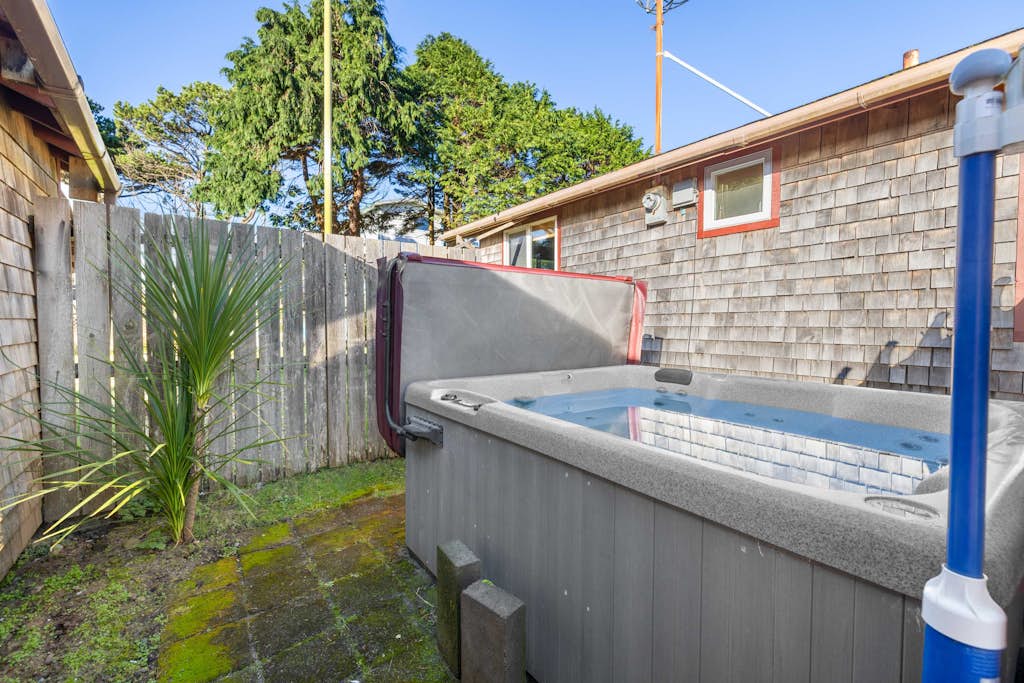Perfect retreat a block from the beach with hot tub wood stove and dog friendly