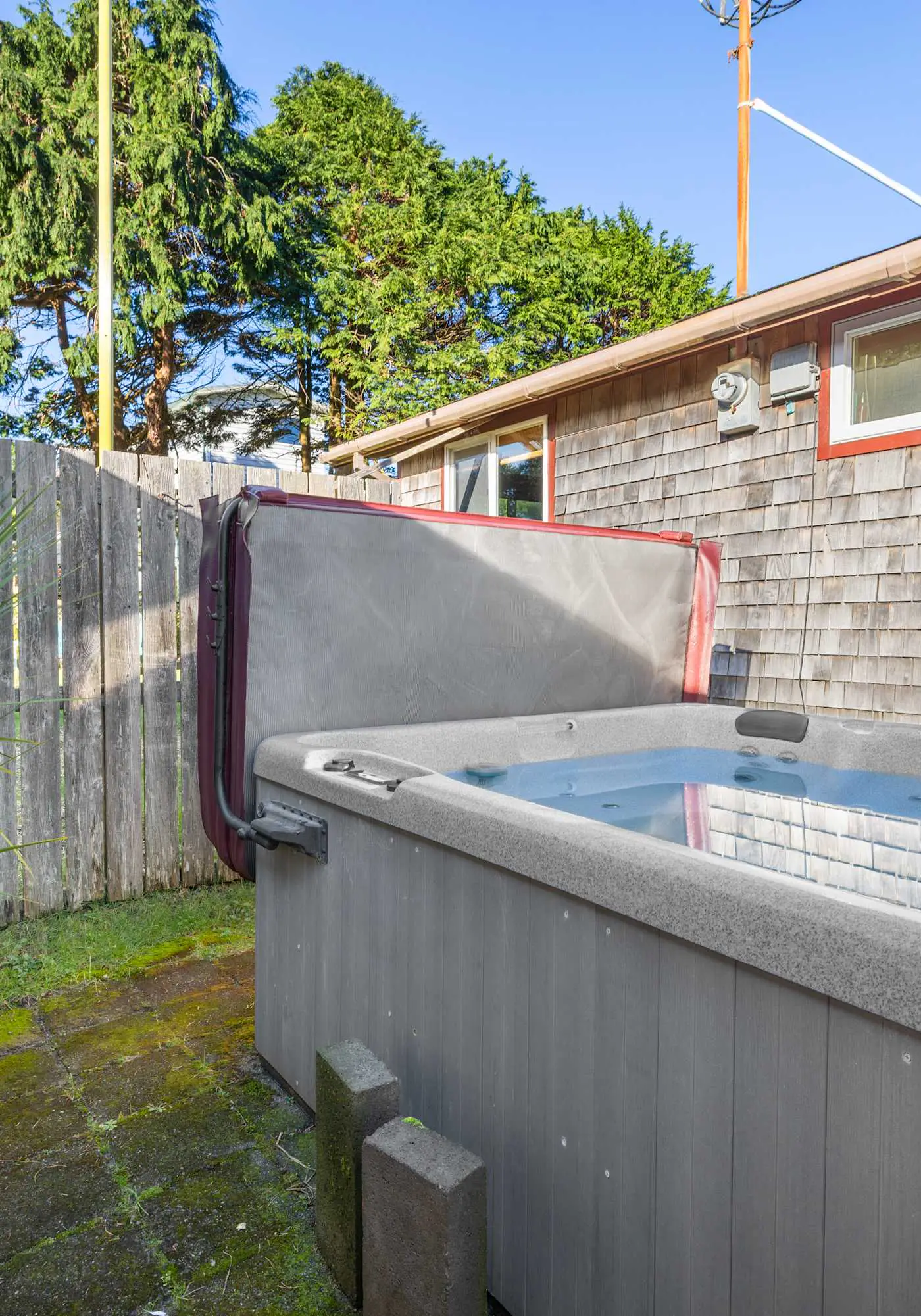 Perfect retreat a block from the beach with hot tub wood stove and dog friendly