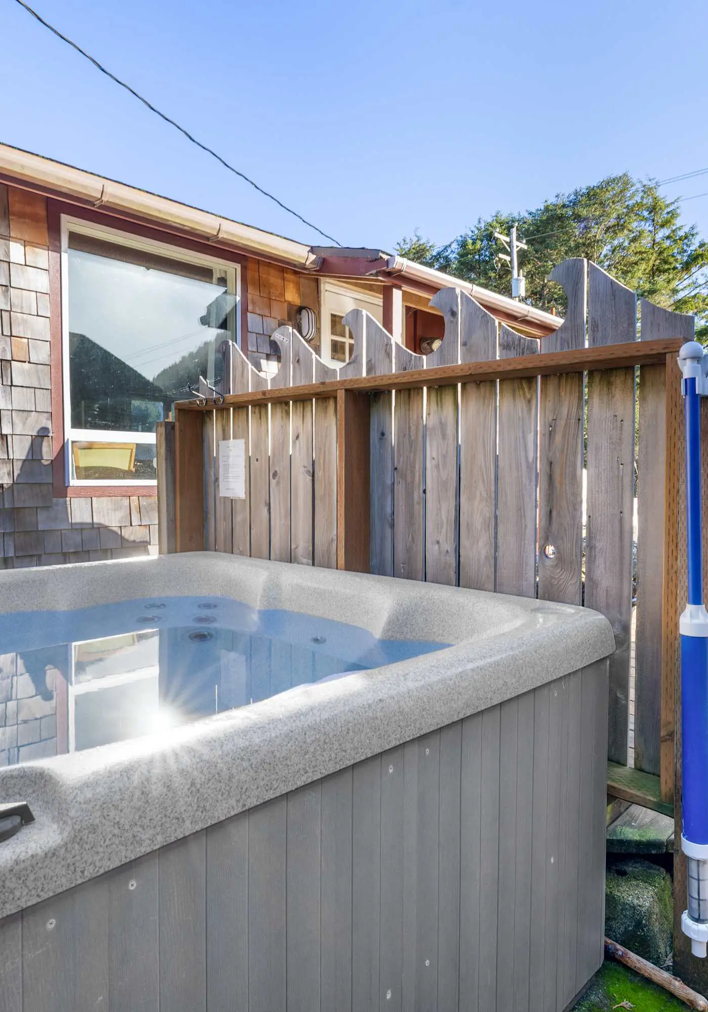 Perfect retreat a block from the beach with hot tub wood stove and dog friendly