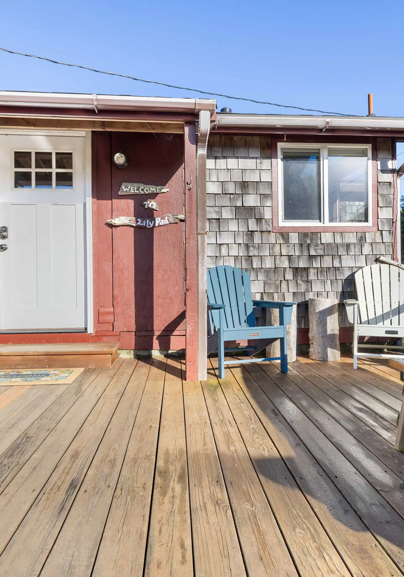 Perfect retreat a block from the beach with hot tub wood stove and dog friendly