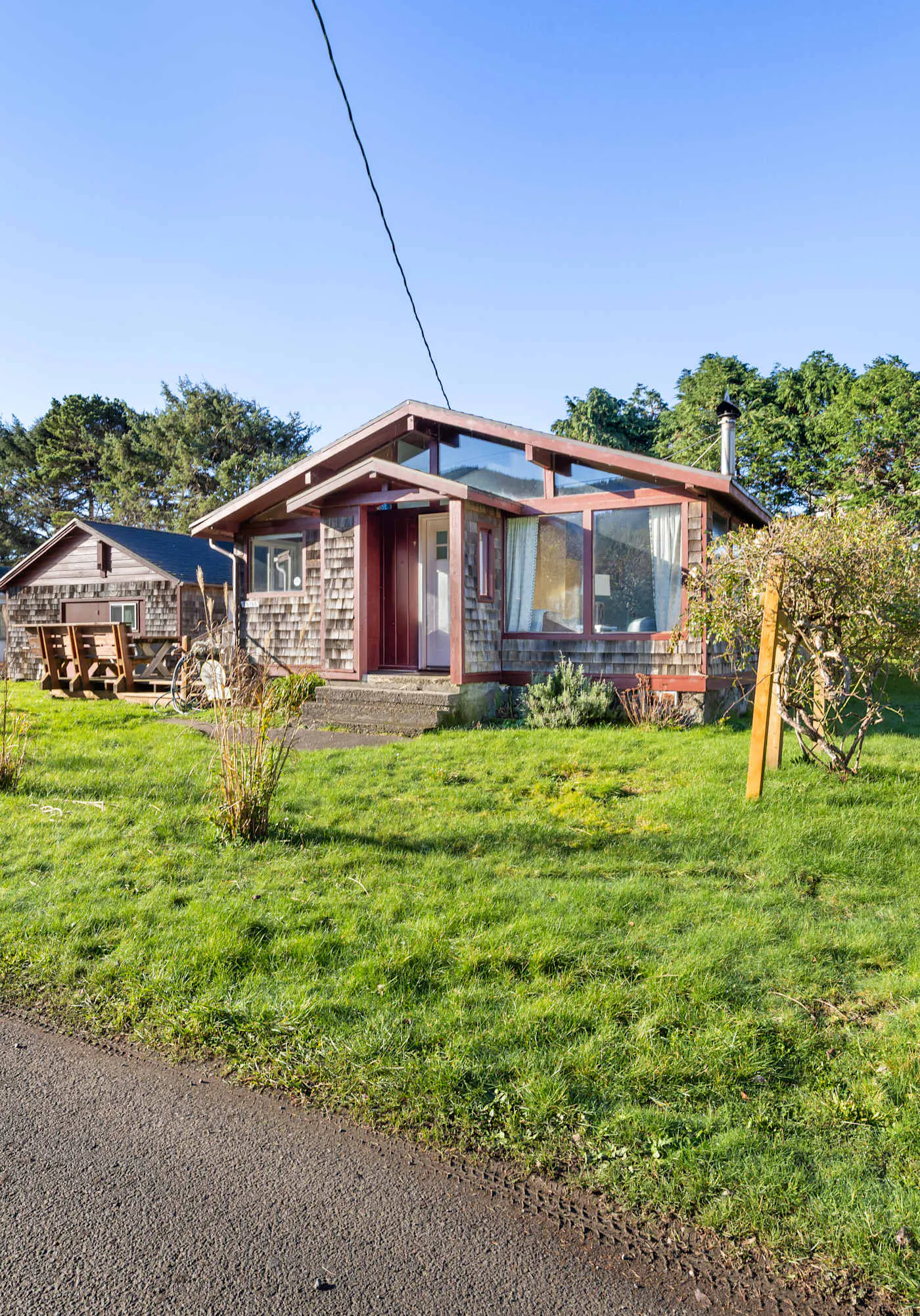 Perfect retreat a block from the beach with hot tub wood stove and dog friendly