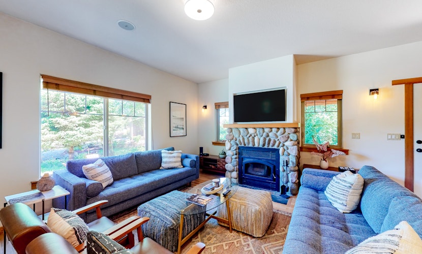 Friendly Home with Private Hot Tub High Speed WiFi and Wood Burning Fireplace