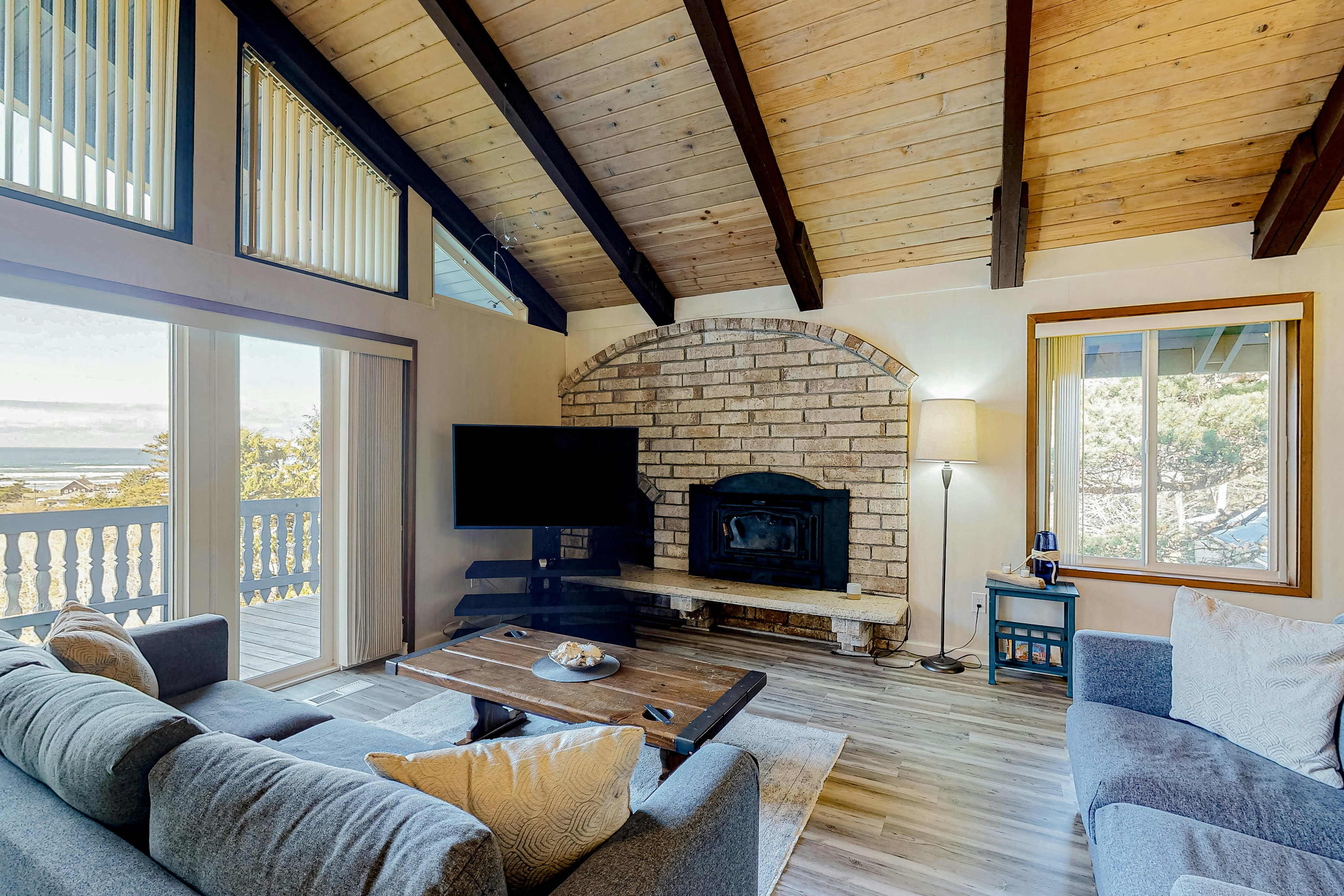 Quaint Dog-Friendly Escape Near Town & Beach W/ Ocean Views & High-Speed WiFi