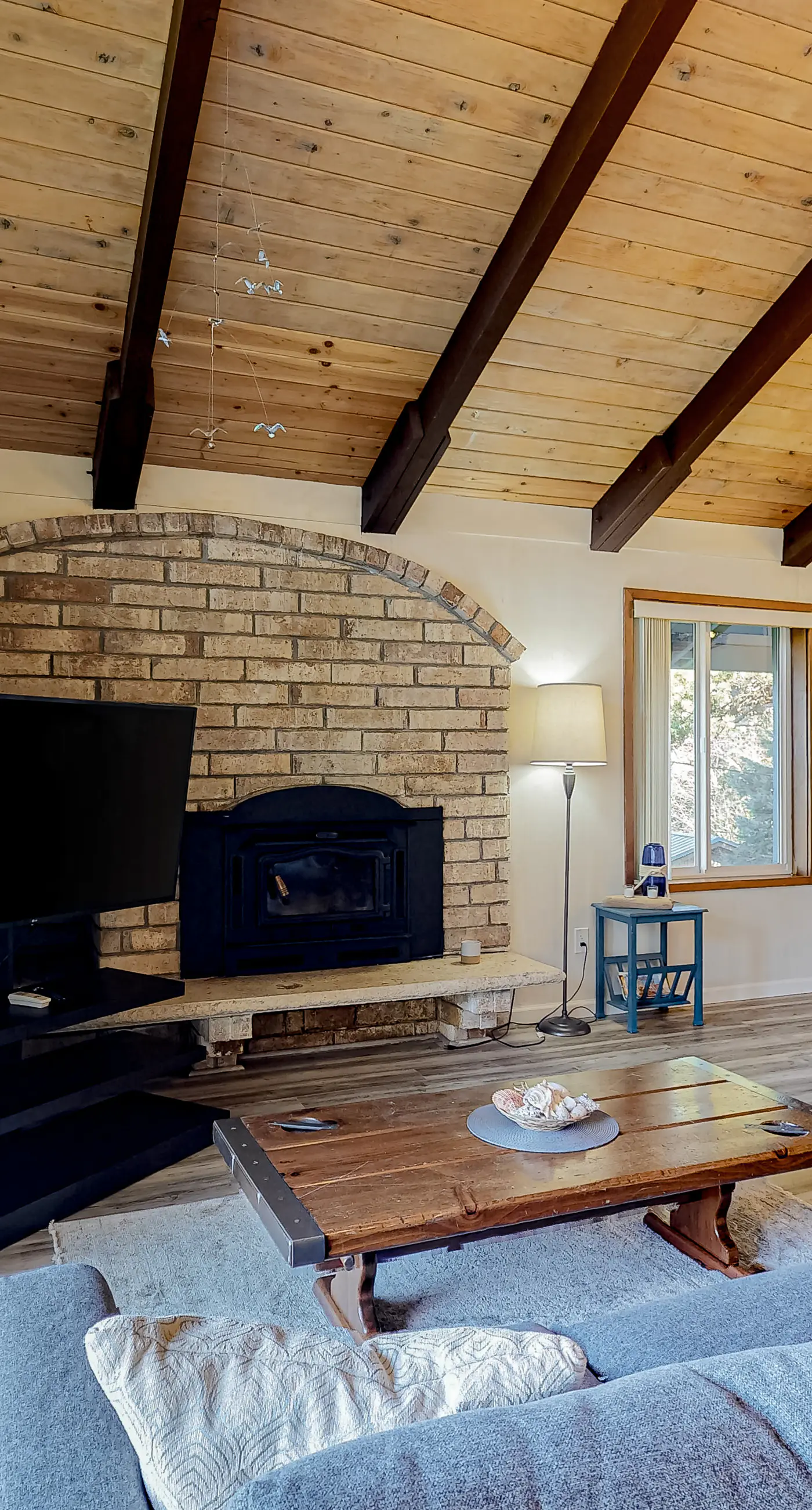 Quaint Dog Friendly Escape Near Town and Beach with Ocean Views and High Speed WiFi